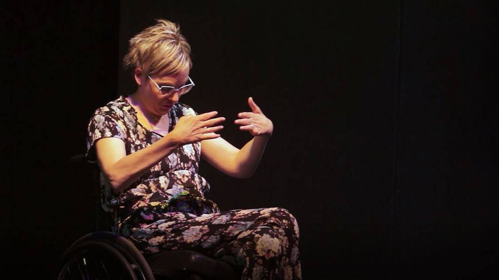 Stéphanie Binon seule en scène avec son fauteuil roulant