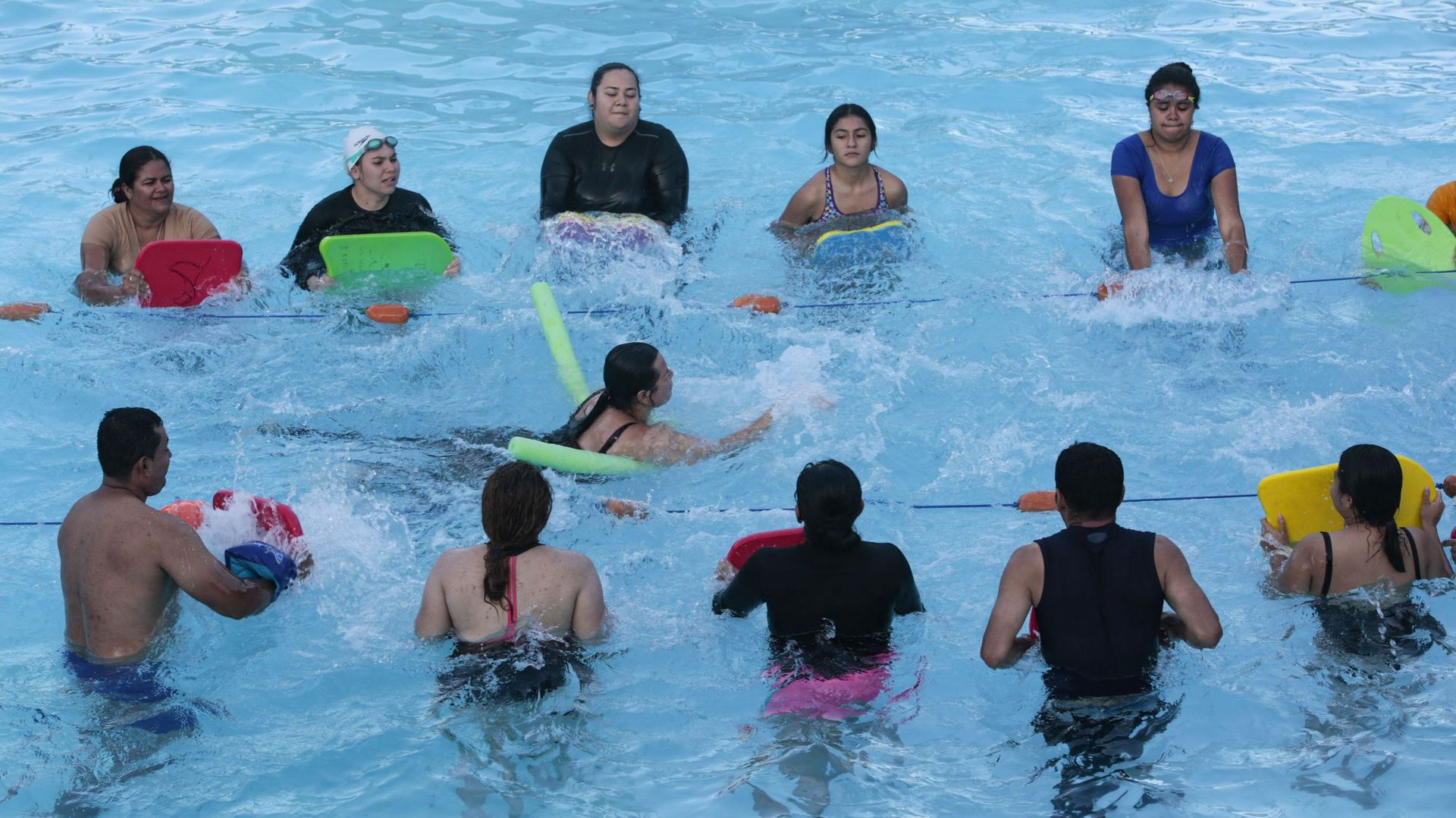 Hassivett Rivera nage pendant que ses compagnons simulent une vague lors d'une séance d'entraînement dans une piscine à Esteli, au Nicaragua, le 1er avril 2022.