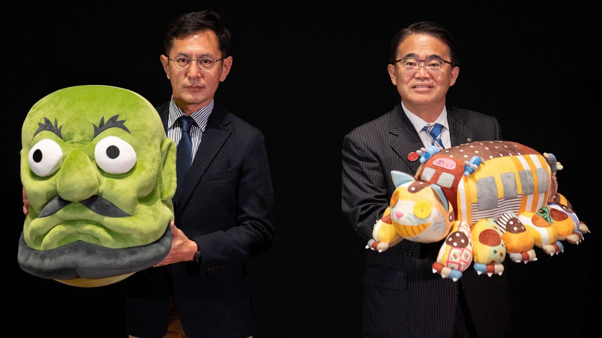 Goro Miyazaki, réalisateur et fils du fondateur des studios Ghibli (à gauche) et Hideaki Omura, gouverneur d'Aichi où ouvrira en novembre le parc Ghibli.