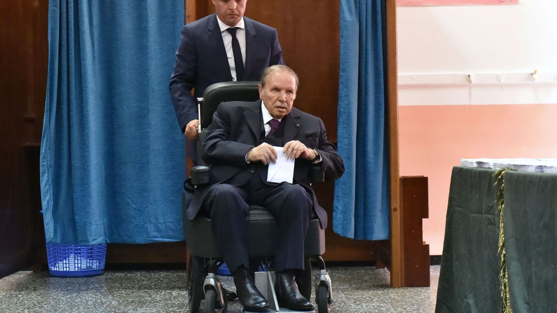 Algérie: la président Bouteflika a effectué une rare apparition publique pour voter aux législatives