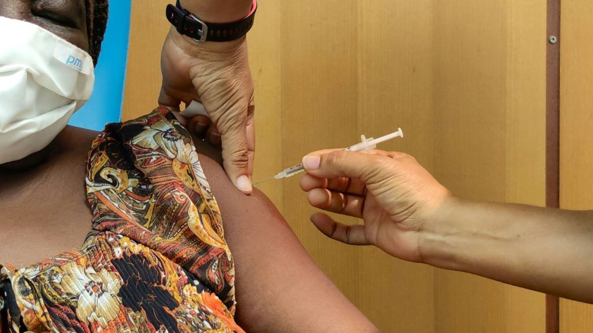 Une femme est vaccinée contre le Covid-19 dans un centre de vaccination de Pointe-a-Pitre, en Guadeloupe, le 6 août 2021