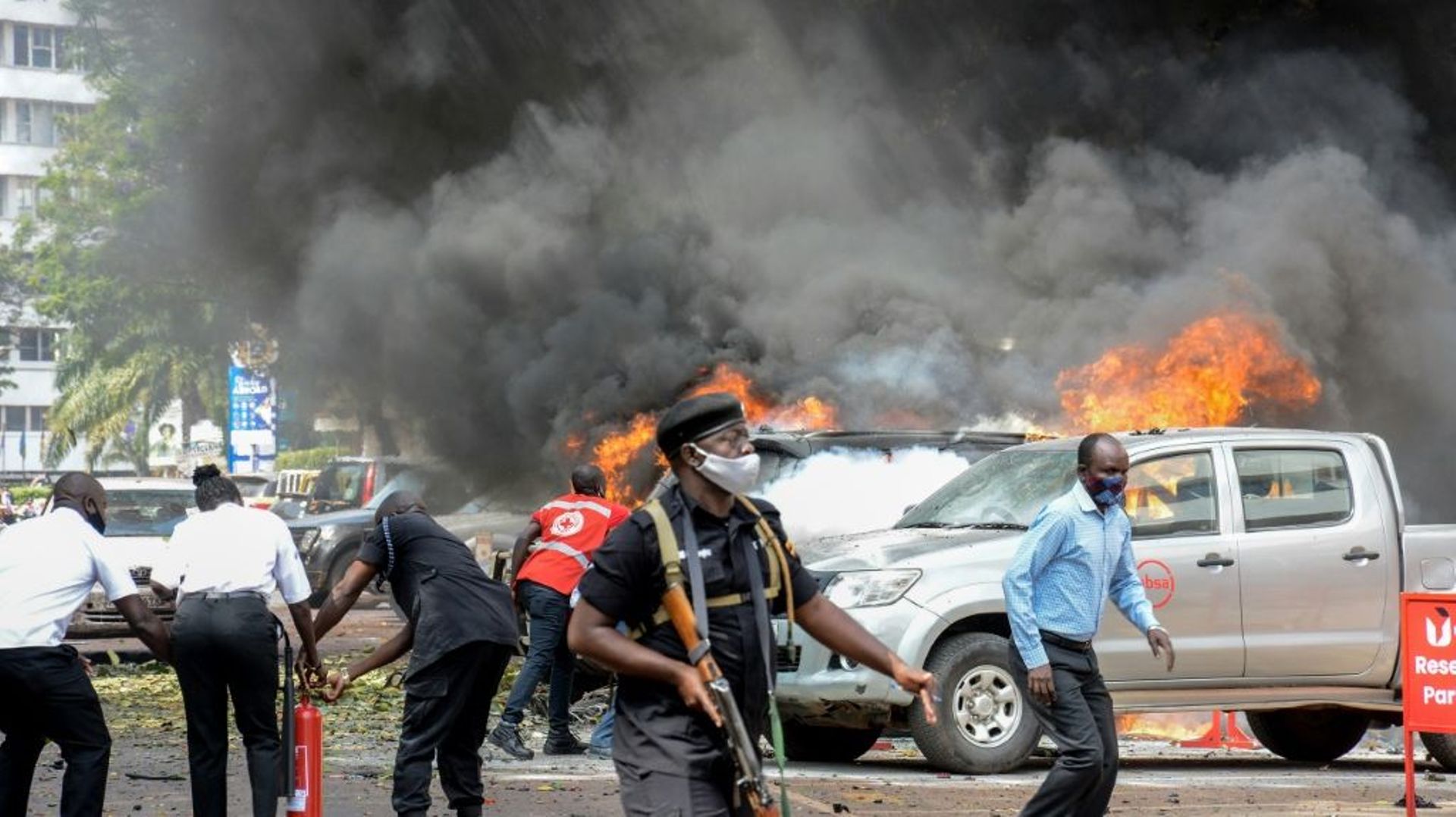 Des voitures en flammes après un attentat suicide près du parlement, à Kampala, le 16 novembre 2021