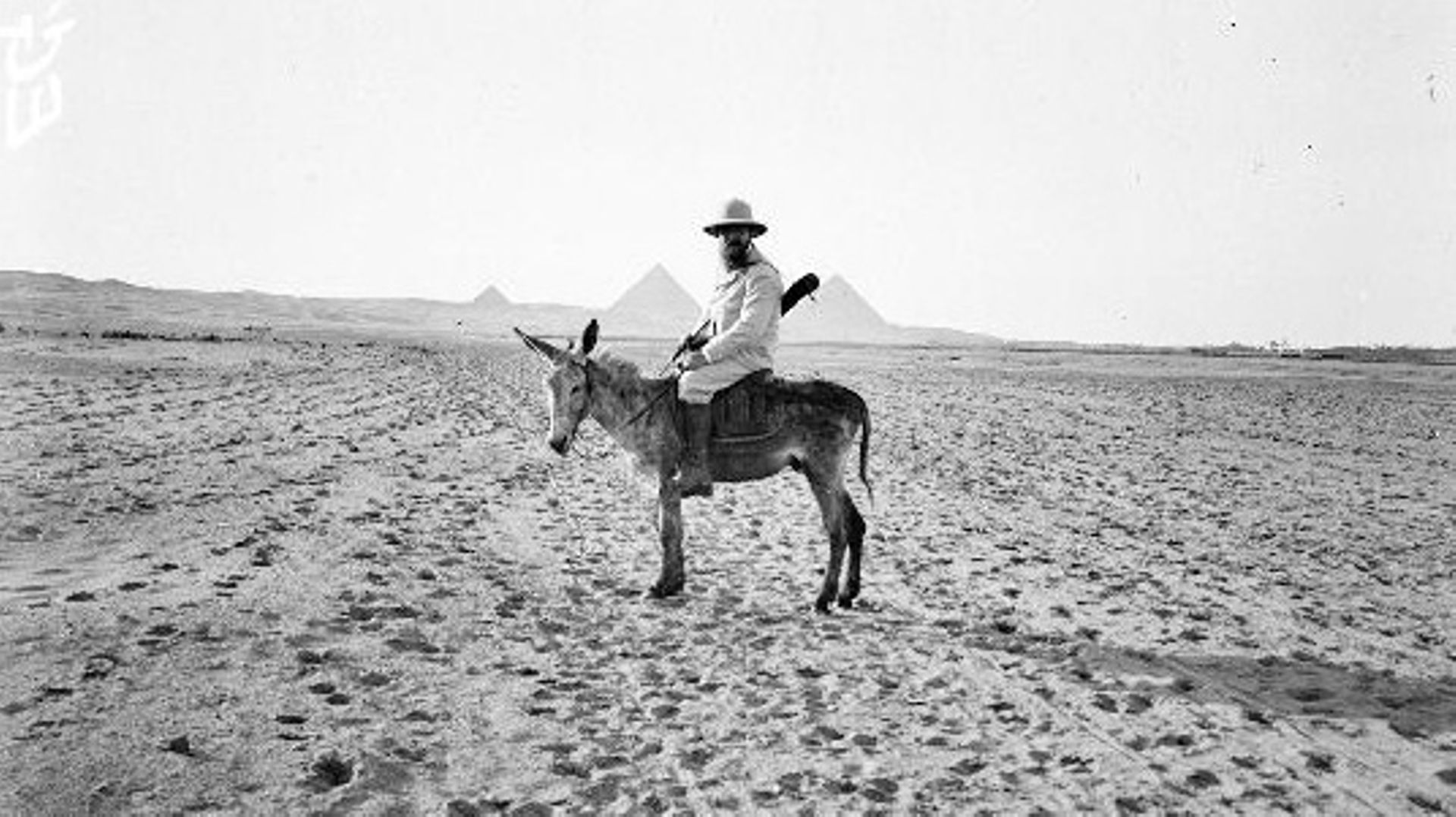 Jean Capart dans le désert entre les pyramides de Gizeh et d’Abousir, 1907
Plaque de verre
