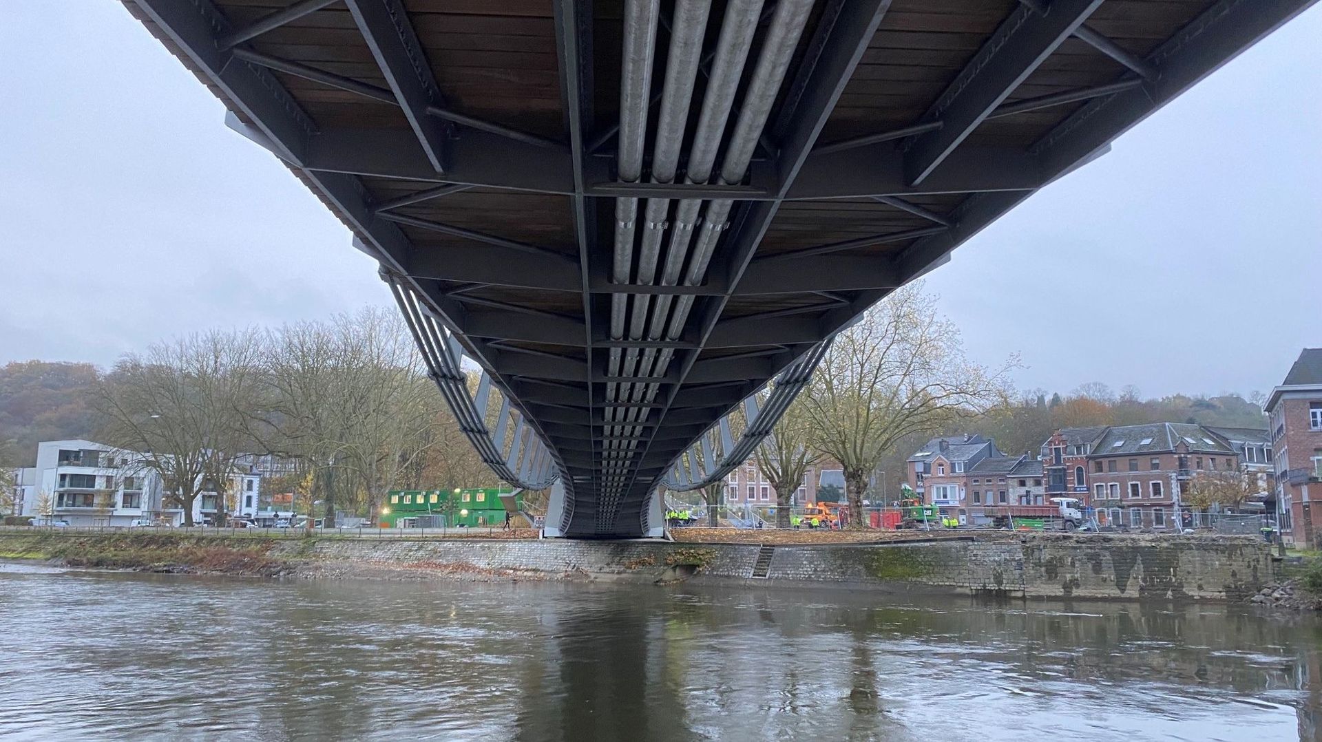 La passerelle a une largeur variable qui lui donne la forme d’un sablier, sa zone la plus étroite étant située en son centre.