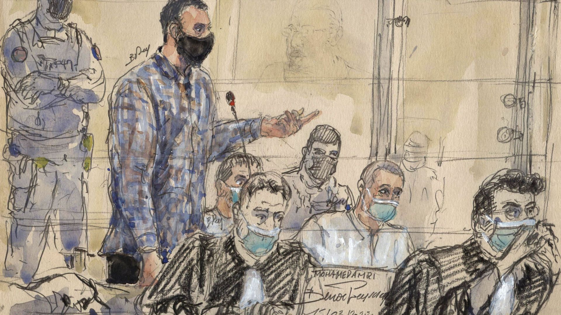 Ce croquis d'audience réalisé le 15 mars 2022 montre l'accusé Salah Abdeslam debout devant la cour d'assise spéciale de Paris lors du procès des attentats de novembre 2015 qui ont fait 130 morts au Stade de France à Saint-Denis, dans des bars, des restaur