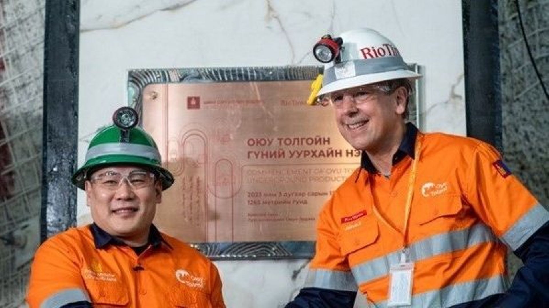 Le Premier ministre Oyu Erdene et Jakob Stausholm, le directeur général de Rio Tinto, lors de l'inauguration de la mine souterraine de cuivre d'Oyu Tolgoi, le 13 mars 2023