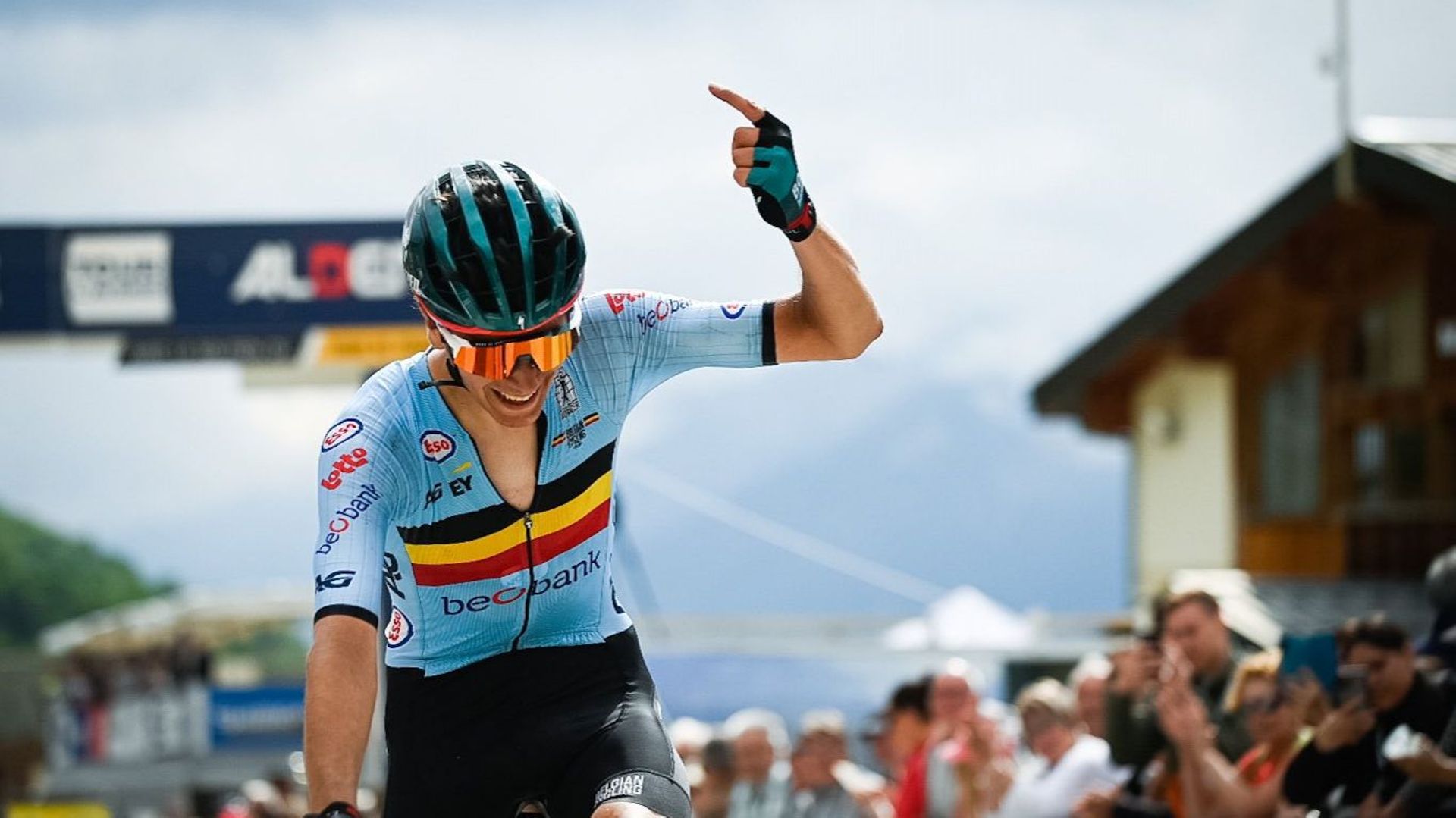 Grosse démonstration de Cian Uijtdebroeks au Tour de l’Avenir. Le Belge a attaqué et remporté la 7e étape et prend le maillot jaune à l’Allemand Michel Hessman.