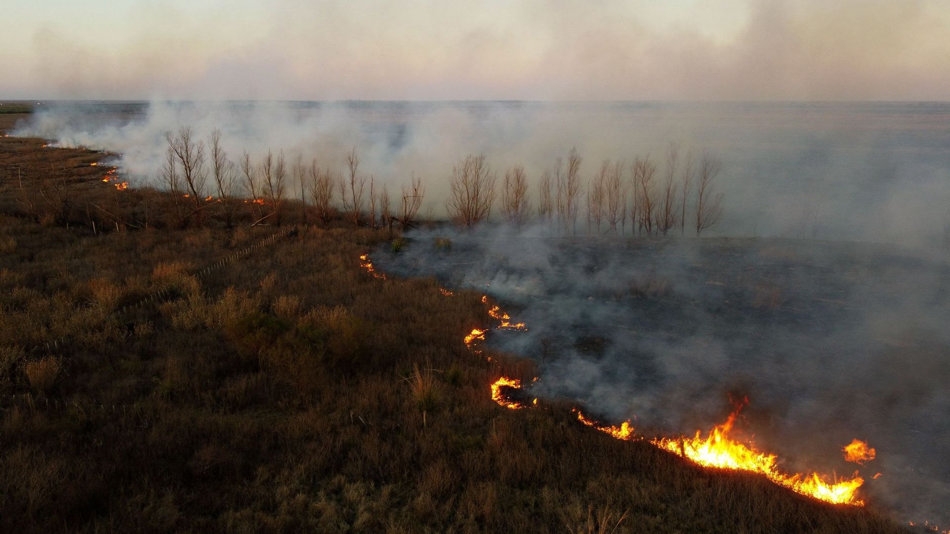 Les feux de forêt faisant rage dans les zones humides des îles du delta du Parana, près de Victoria, dans la province argentine d'Entre Rios, le 16 août 2022. 