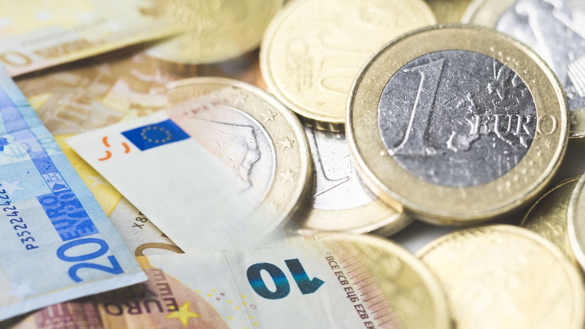 Pièce de monnaies et billets de la zone euro (illustration). 