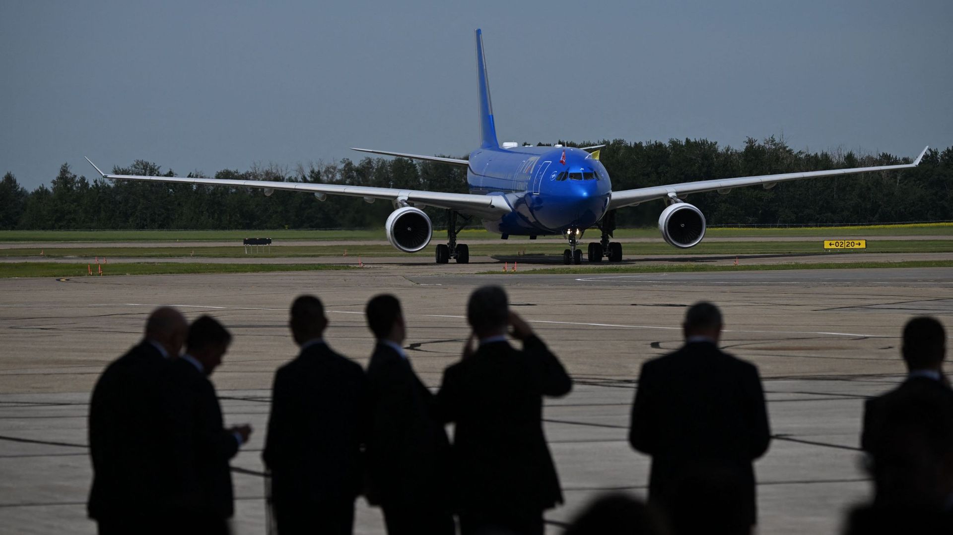 L’avion du pape se pose sur l’aéroport d’Edmonton, en Alberta