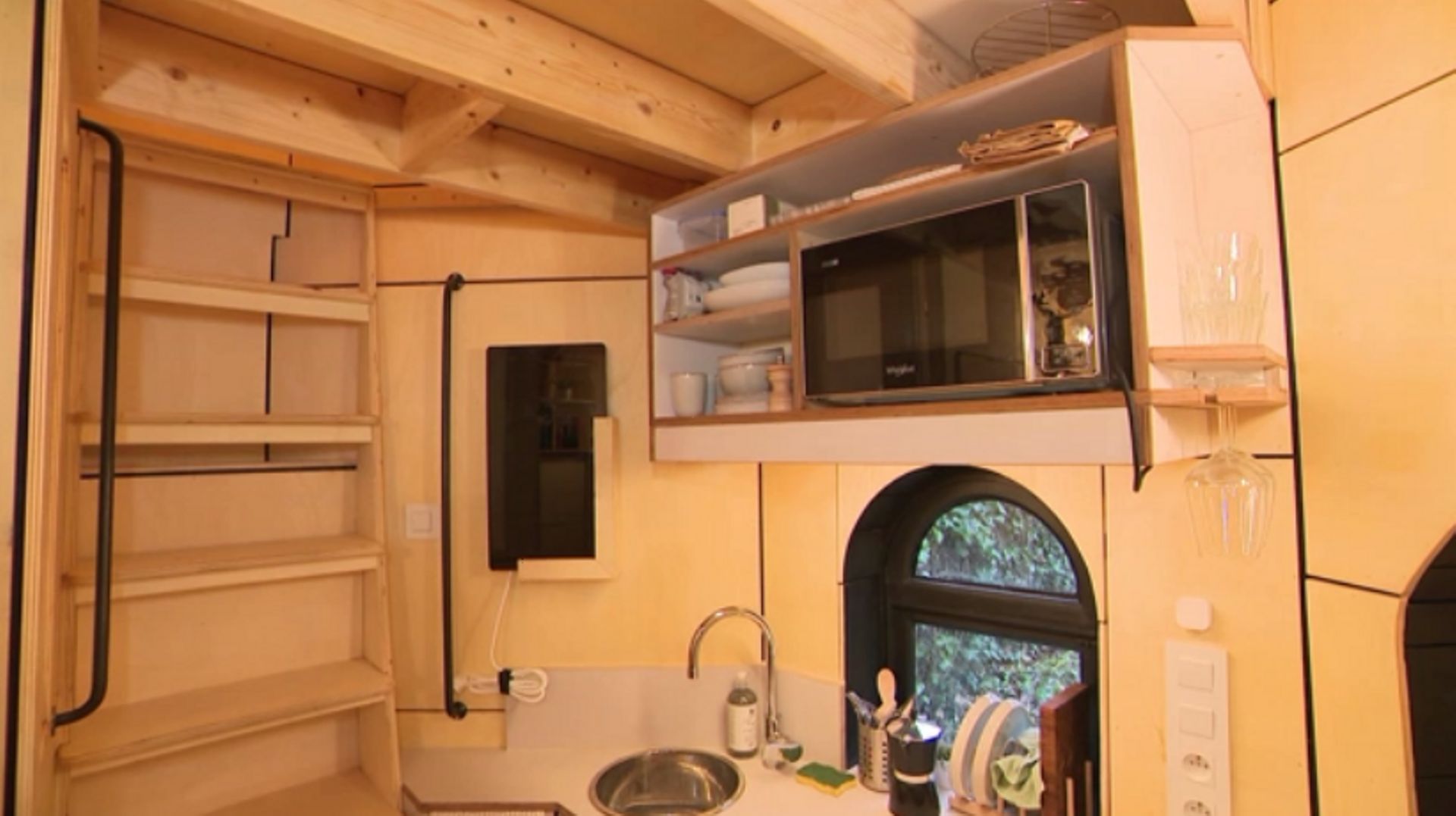 D'une superficie de 5 mètres carrés au sol, le pigeonnier est l'un des petits Airbnb du monde.