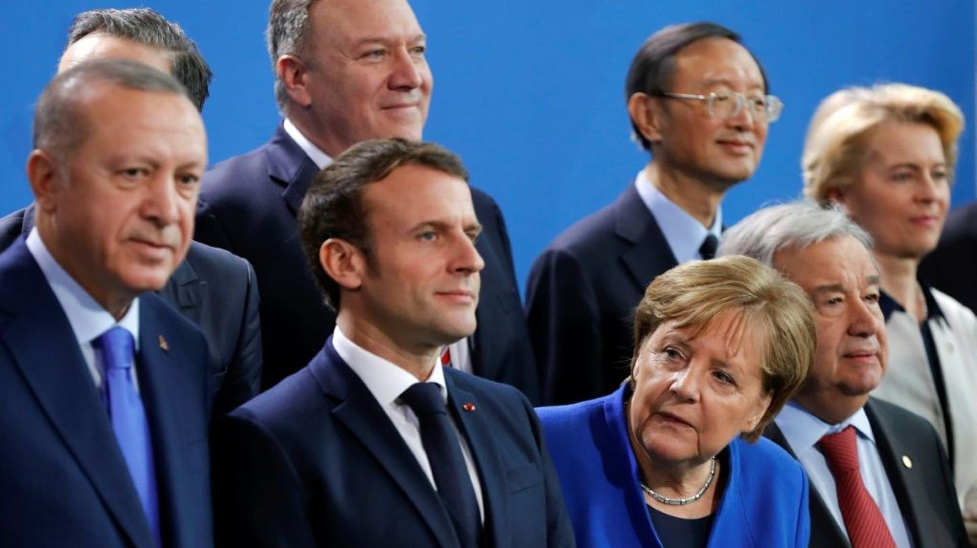 Le chef de la diplomatie américaine Mike Pompeo, au centre du second rang derrière le président turc Recep Tayyip Erdogan, le président français Emmanuel Macron et la chancelière allemande Angela Merkel lors d'un sommet sur la Libye à Berlin le 19 janvier