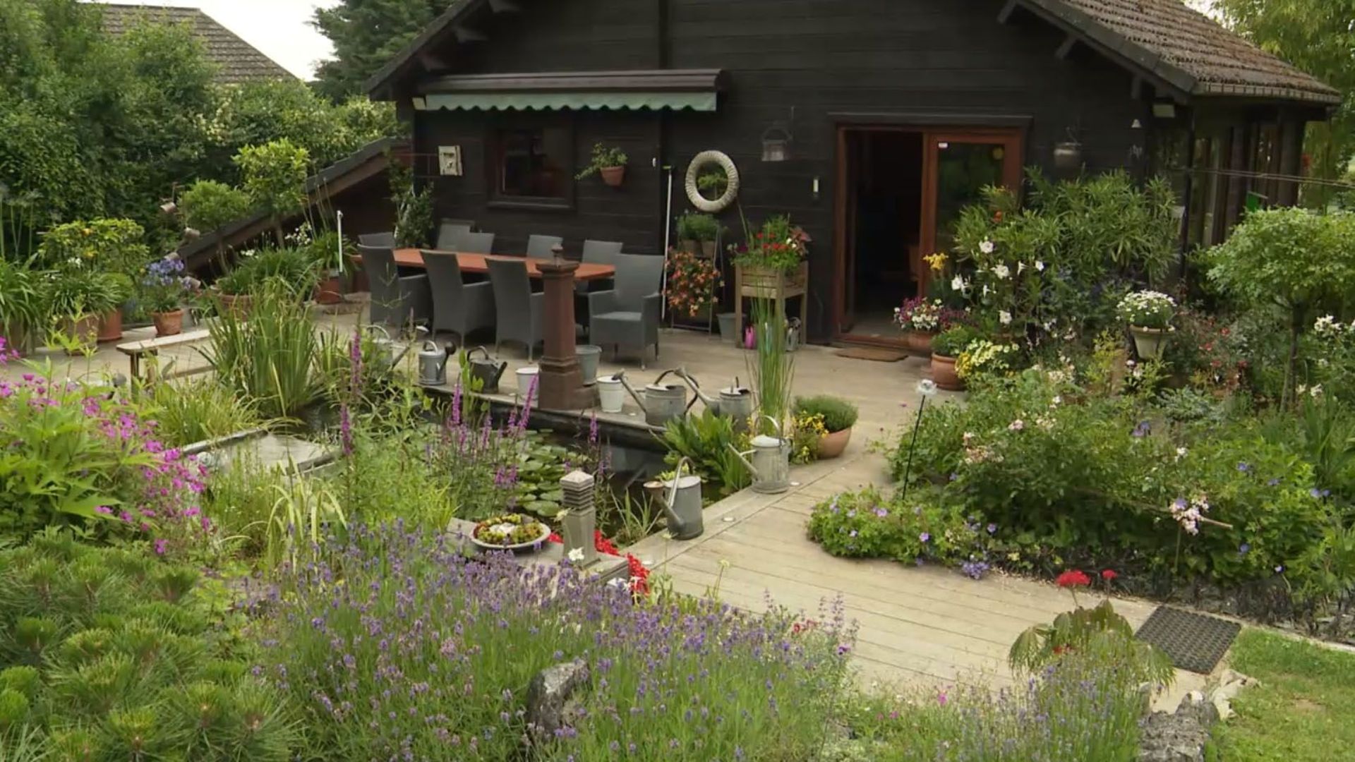 La terrasse est l’endroit du jardin où la famille et les amis aiment tant se retrouver pour de longs moments parmi les fleurs annuelles en pot.