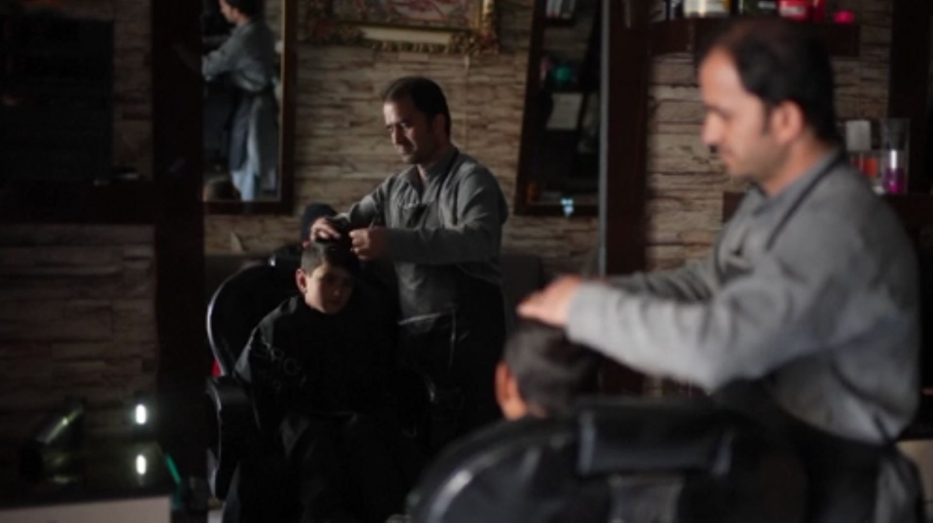 La jeune Sanam chez le coiffeur, le 8 décembre dernier à Kaboul.
