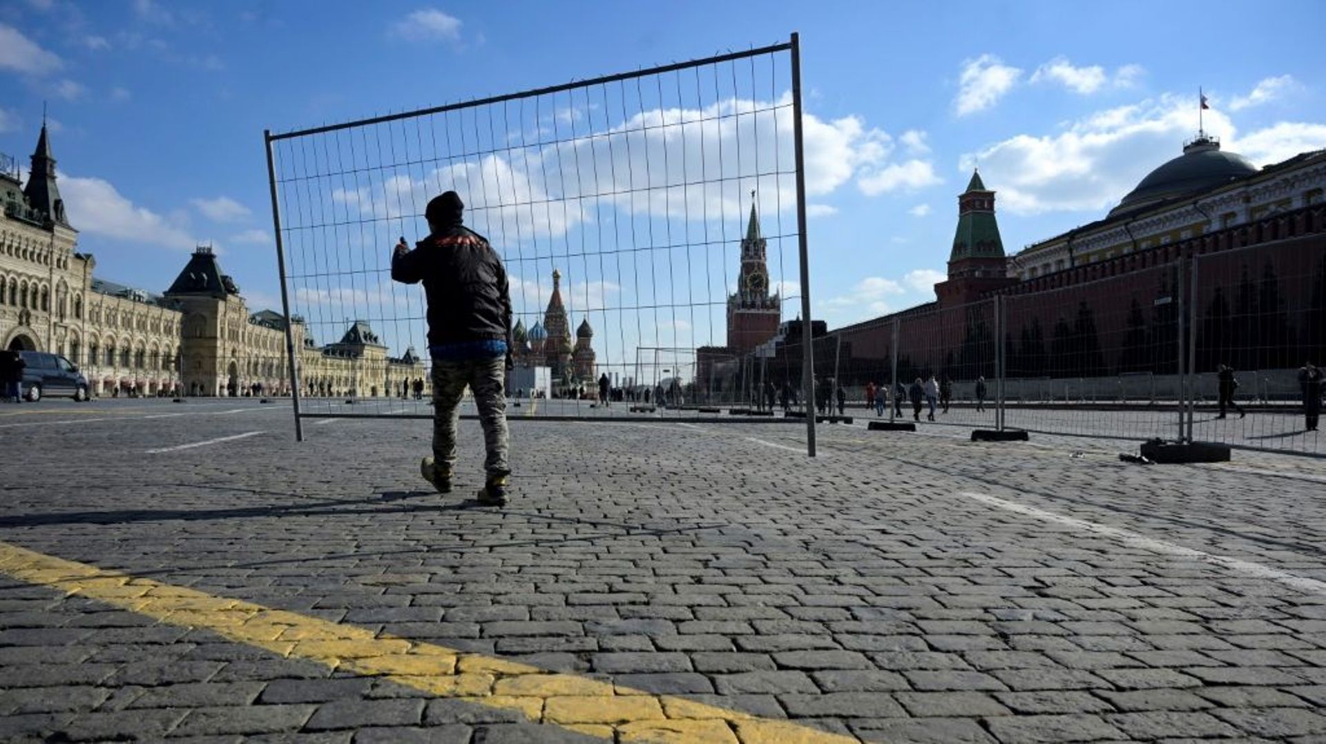 Un ouvrier transporte une grille sur la place Rouge aux abords du Kremlin, en mars 2022.