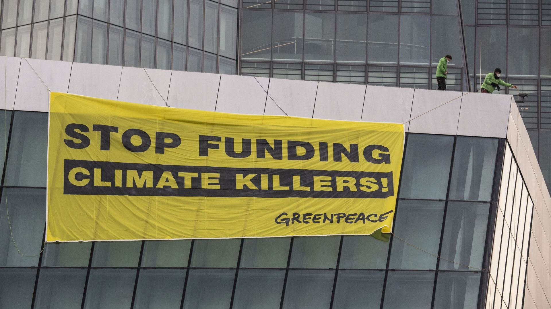 Climat: des militants de Greenpeace se posent sur une tour de la BCE à Francfort