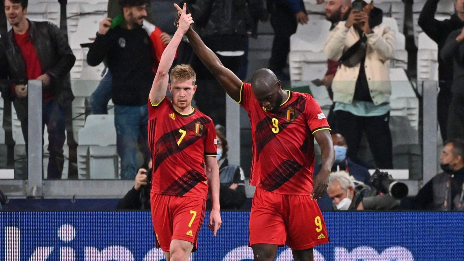 Lukaku et De Bruyne célèbrent un but avec la Belgique