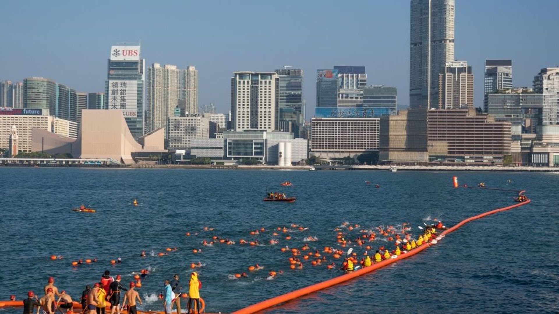 Des nageurs prennent le départ de la traversée de la baie de Hong Kong, le 12 décembre 2021