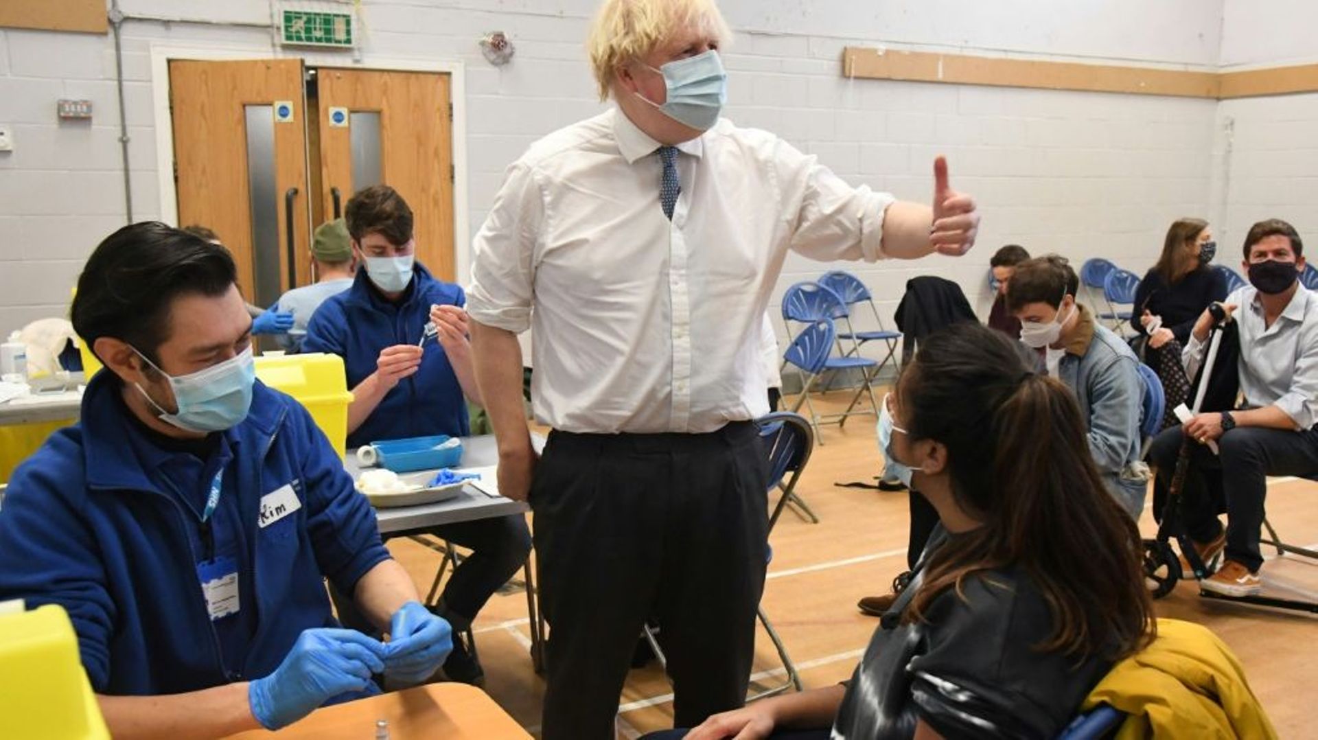 Le Premier ministre britannique Boris Johnson visite un centre de vaccination à Londres, le 13 décembre 2021