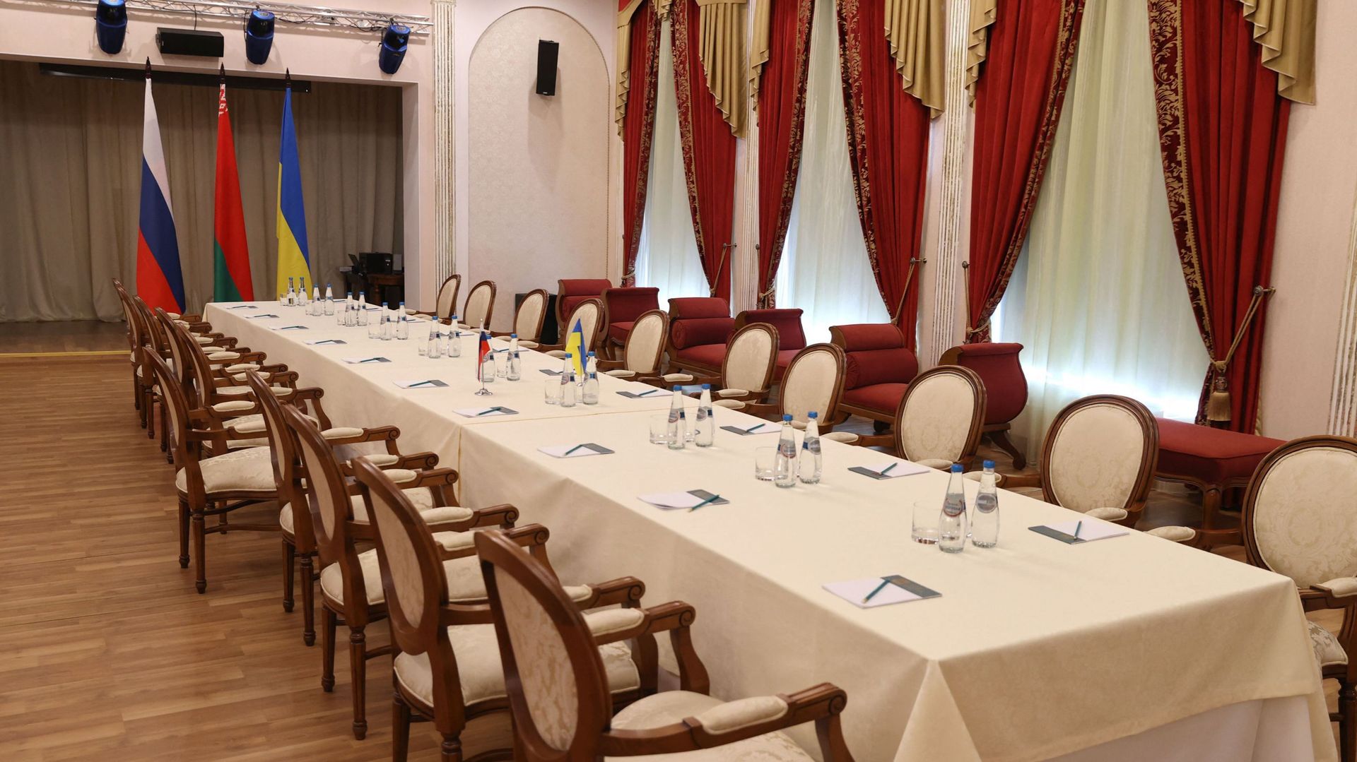 La table qui doit ailleurs les délégations ukrainiennes et russes.
