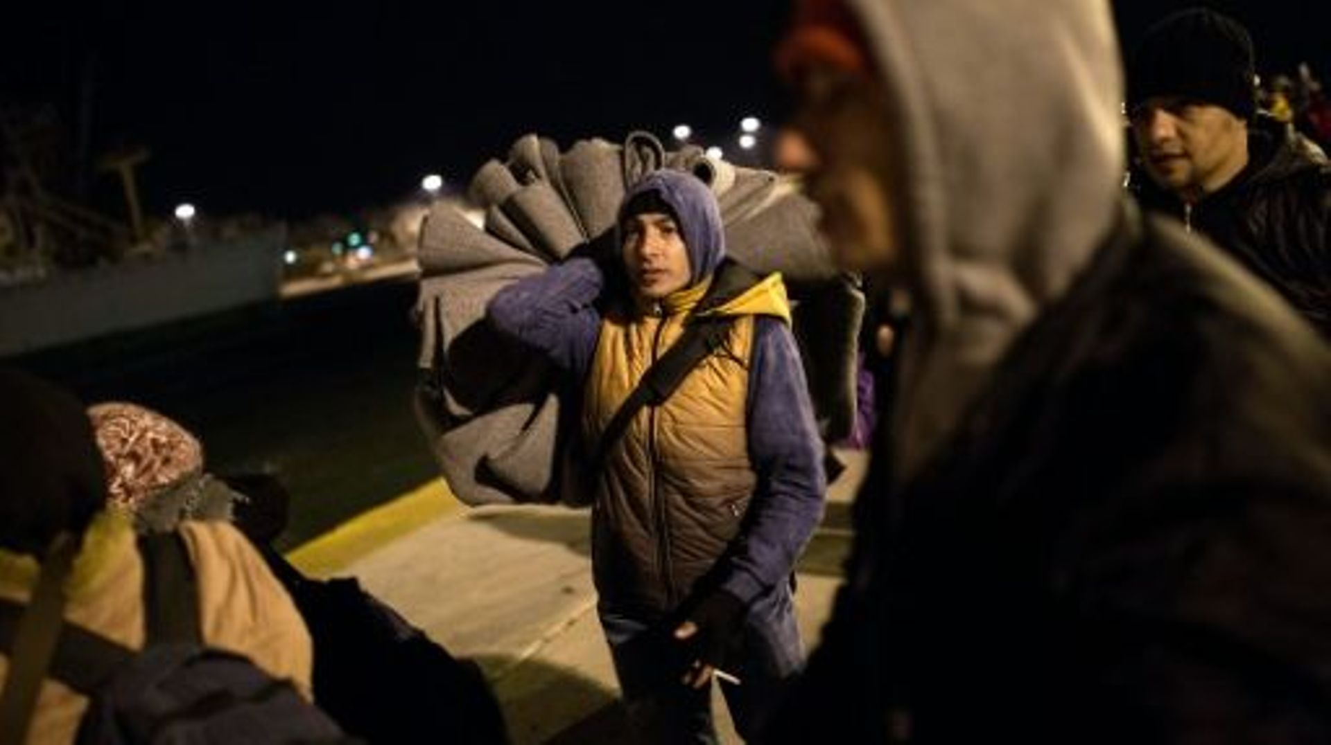 Des migrants arrivent au port du Pyrée, à Athènes, après une traversée depuis les îles de Lesbos et Chios, le 23 janvier 2016