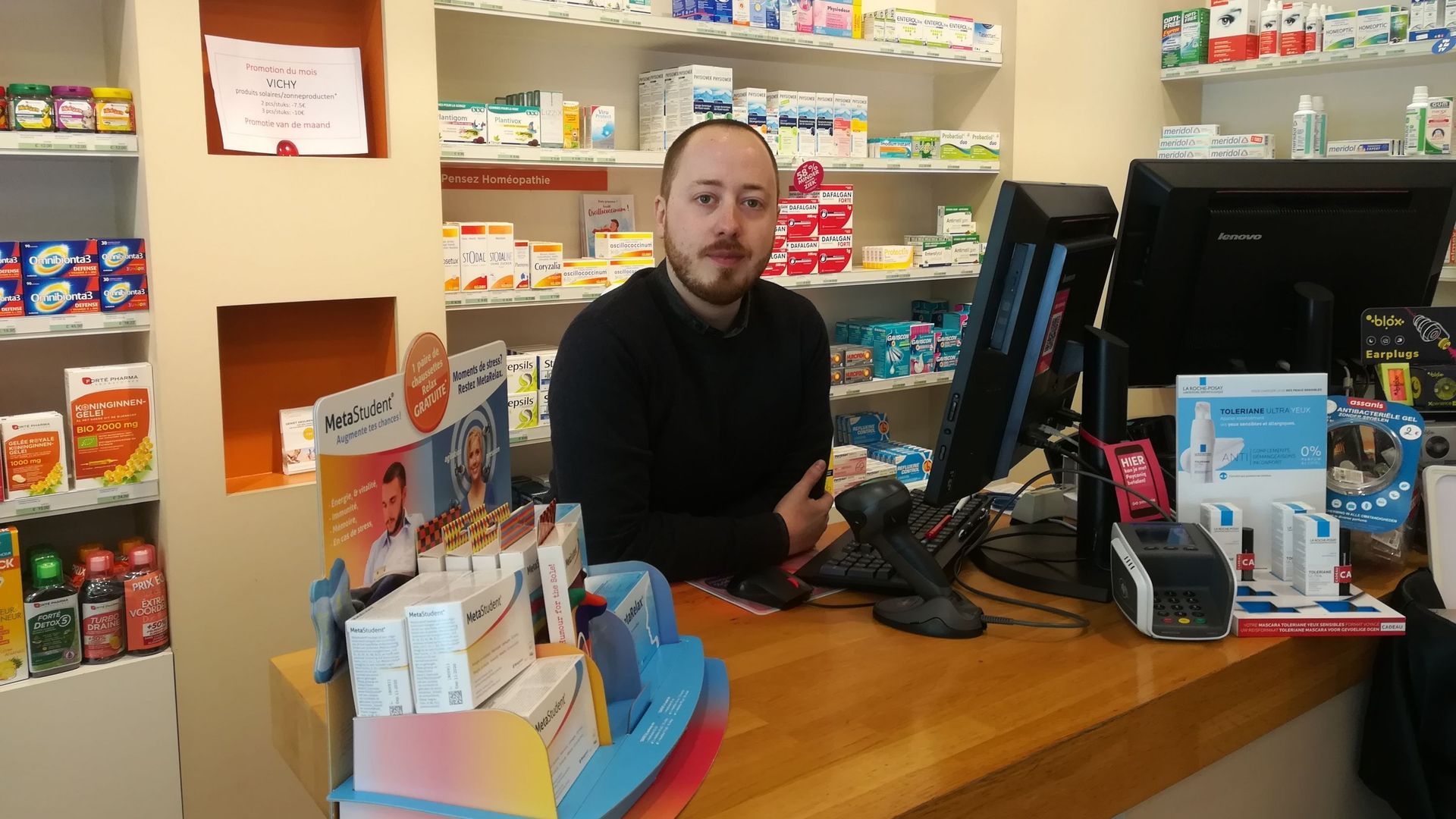 Björn Steegen est un pharmacien ambulant qui remplace ses collègues absents dans leurs officines. 