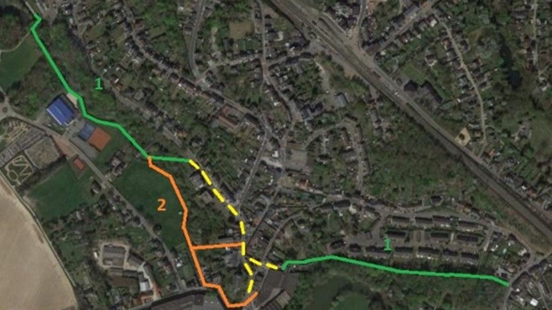 Le tracé vert en haut à gauche correspond au premier tronçon de la coulée verte. En orange, le deuxième tronçon qui rejoindra les anciennes brasseries. La ligne verte en bas à droite est le sentier qui rejoint Hévillers.