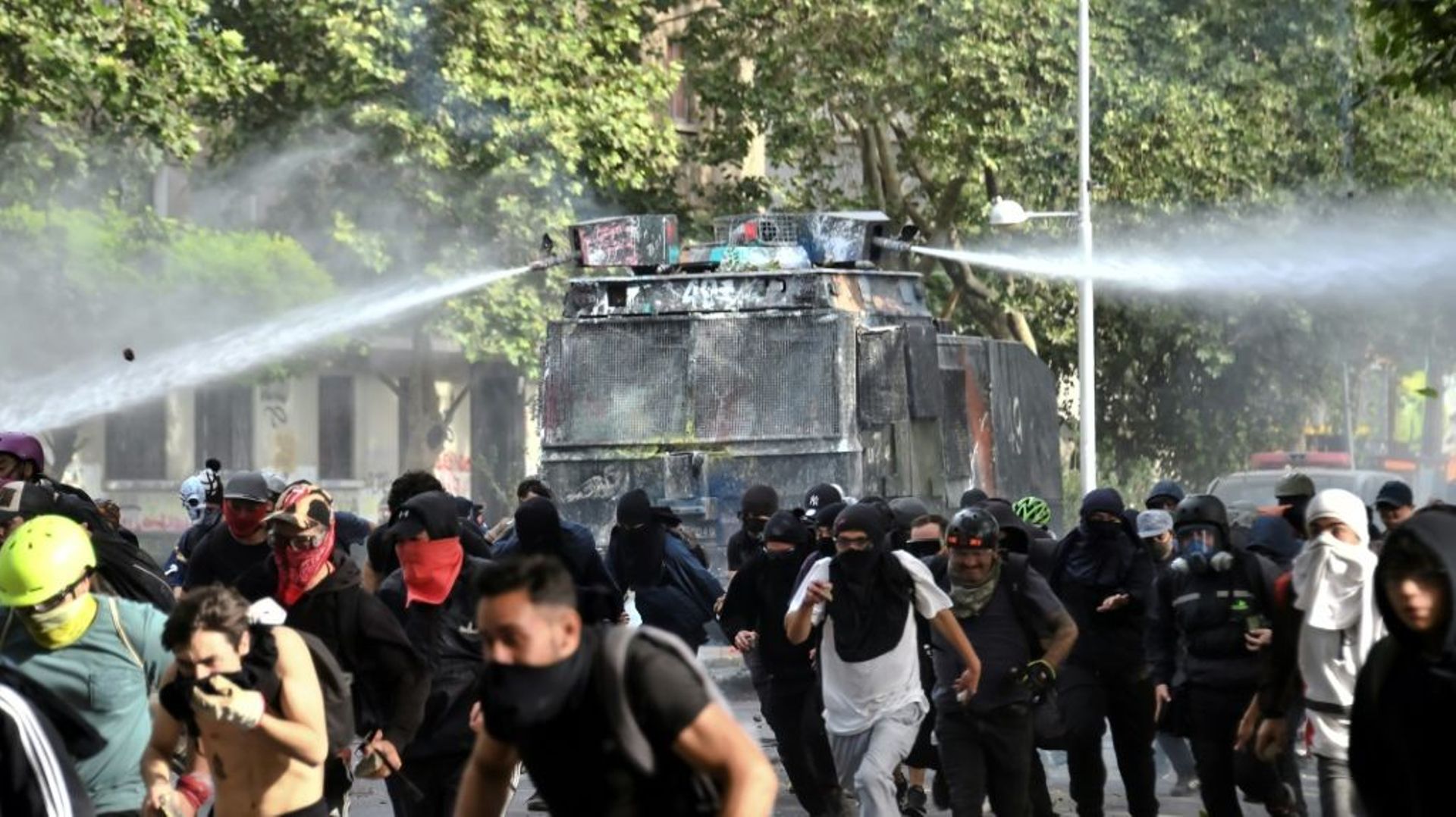 La police emploie des canons à eau contre des manifestants à Santiago du Chili, le 4 novembre 2019