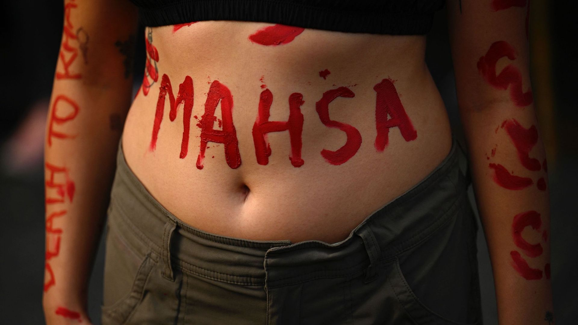 Une militante porte le nom de Mahsa peint sur son corps lors d’une manifestation sur sa mort, devant l’ambassade d’Iran à Buenos Aires, en Argentine, le 27 septembre 2022.