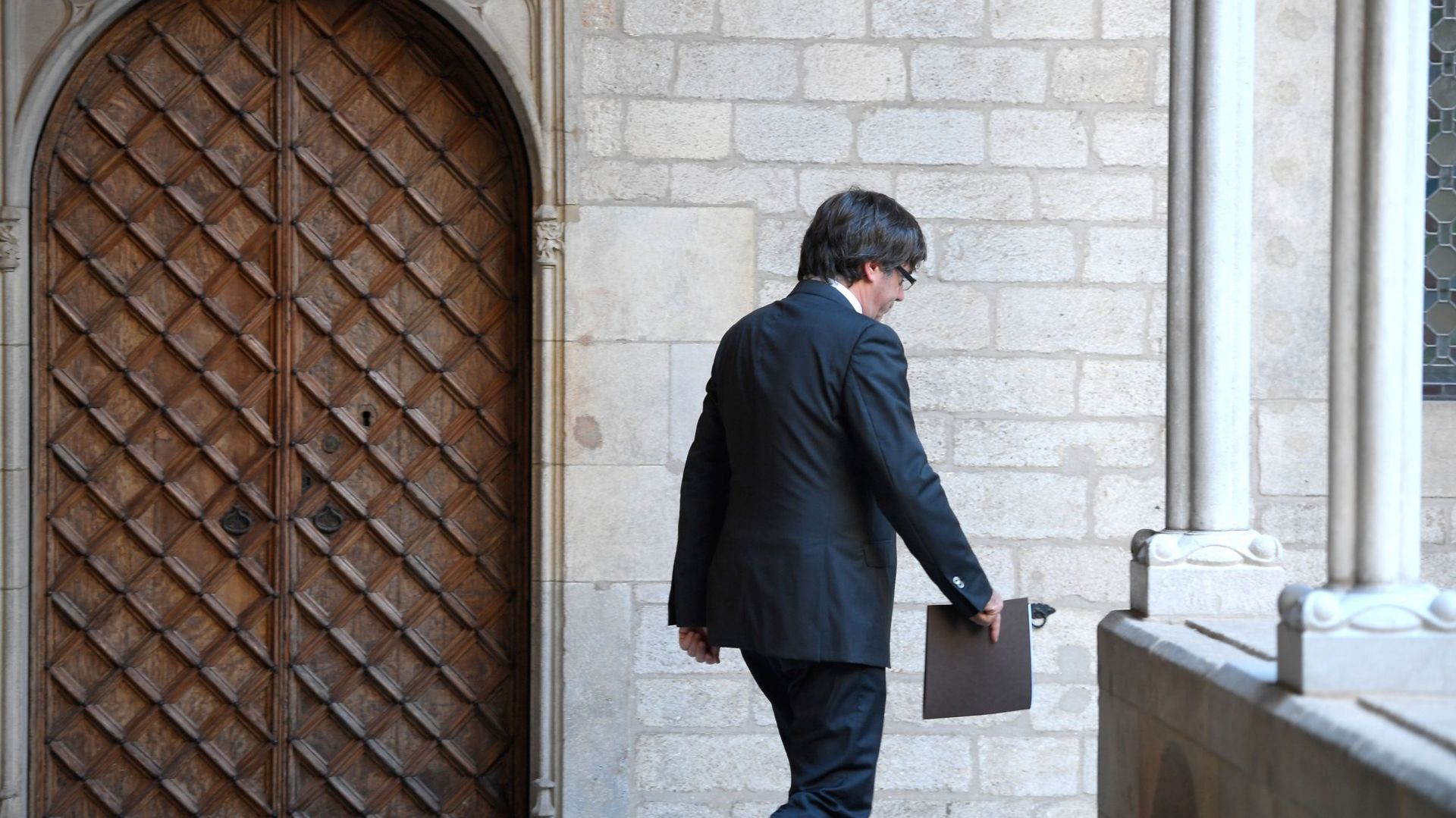 Carles Puigdemont risque 30 ans de prison en Espagne "mais il n'est pas en Belgique pour se cacher"