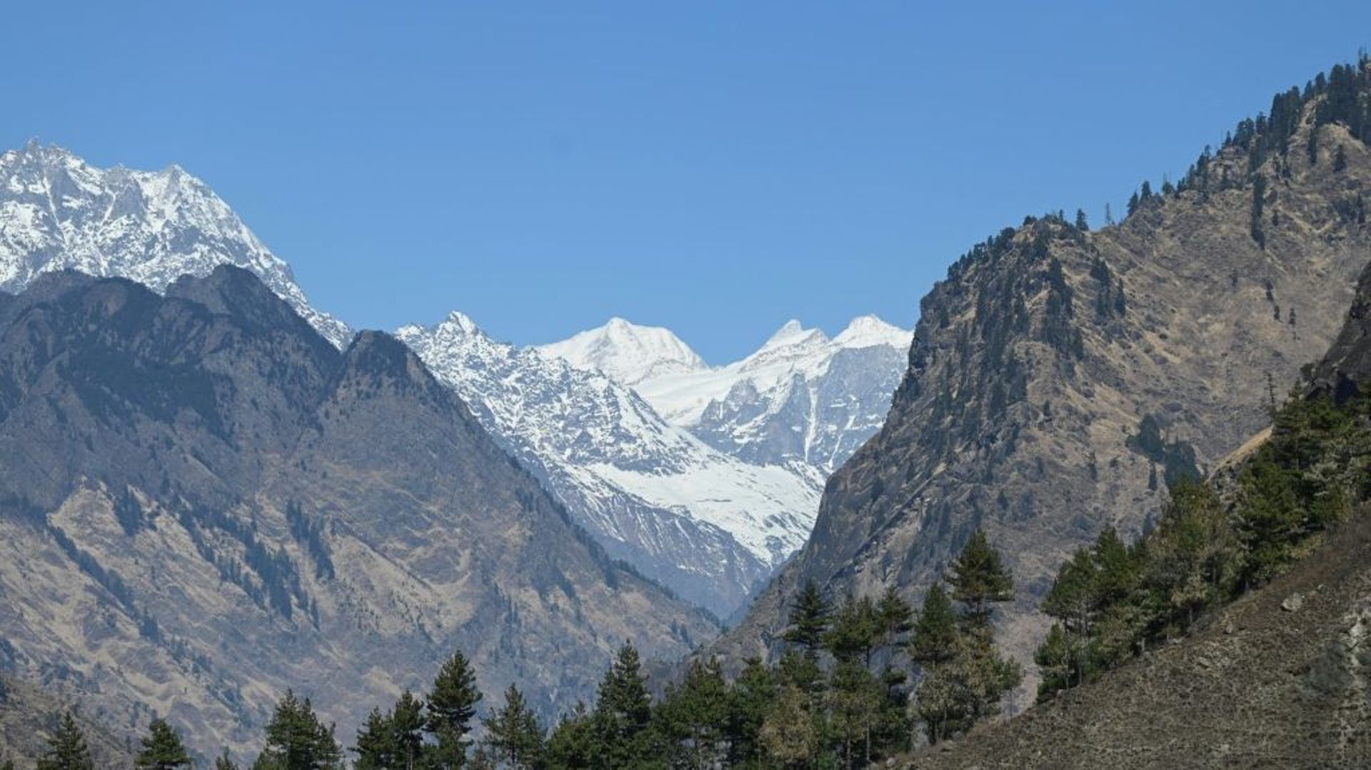 Des sommets de l'Himalaya vus depuis le district de Chamoli (Etat de l'Uttarakhand), en Inde, le 11 février 2021