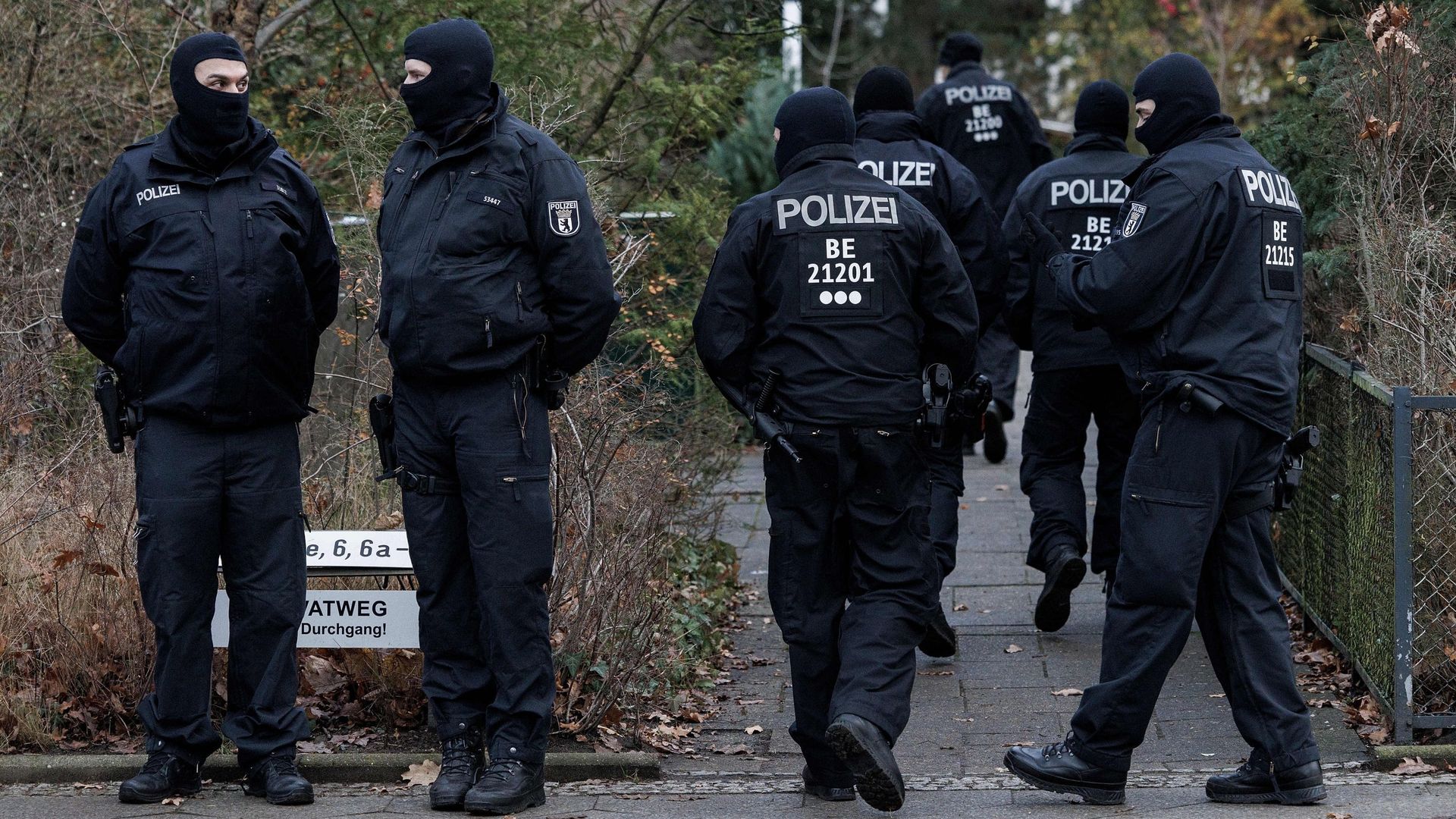 La police se tient devant une résidence qu’elle a perquisitionnée plus tôt dans la journée du 7 décembre 2022 à Berlin, en Allemagne.