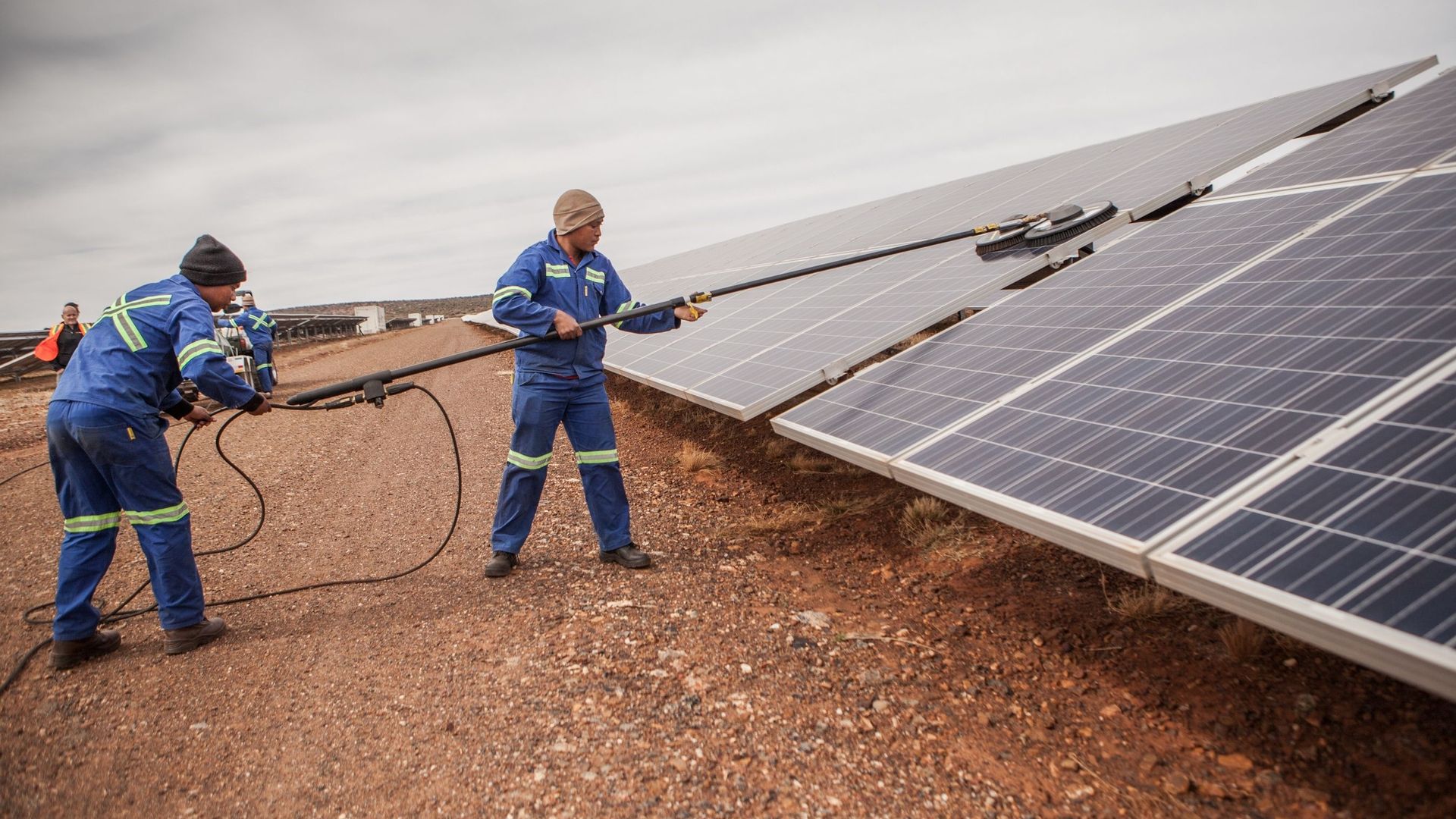 Des techniciens nettoient les panneaux solaires dans un parc photovoltaïque en Afrique du Sud.
