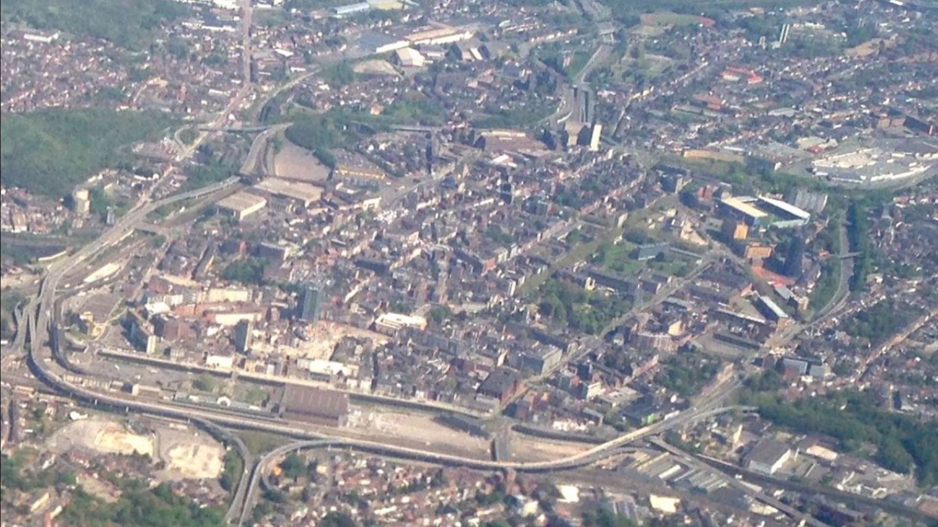 Vue aérienne du centre-ville de Charleroi et son ring 