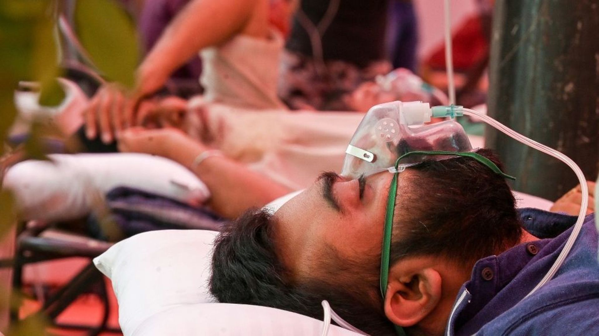Des personnes atteints du Covid-19 placées sous oxygène à Ghaziabad, le 6 mai 2021 en Inde