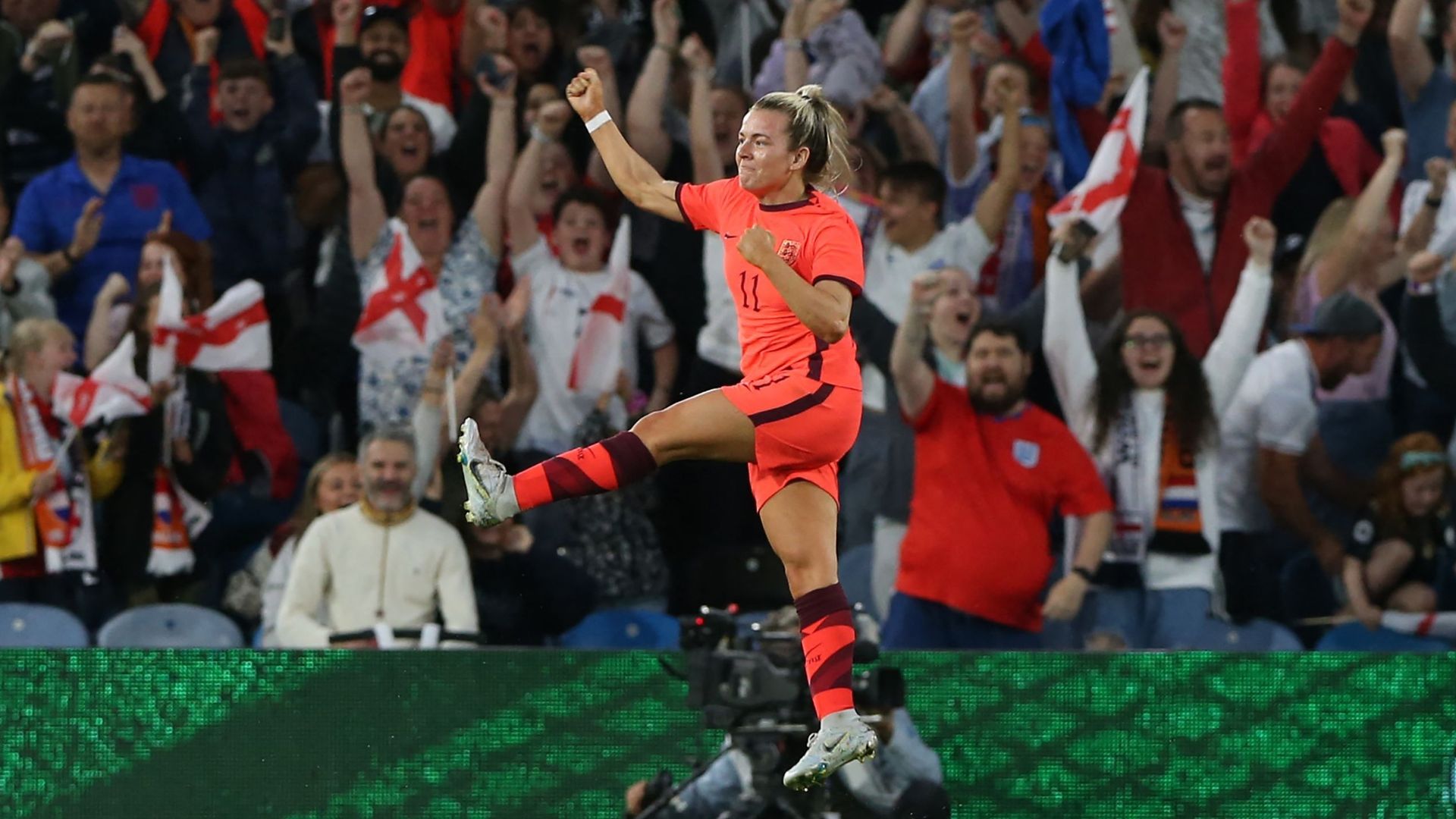 Lauren Hemp et l'Angleterre soulèvent les foules et espère en faire de même avec le trophée de l'Euro 2022