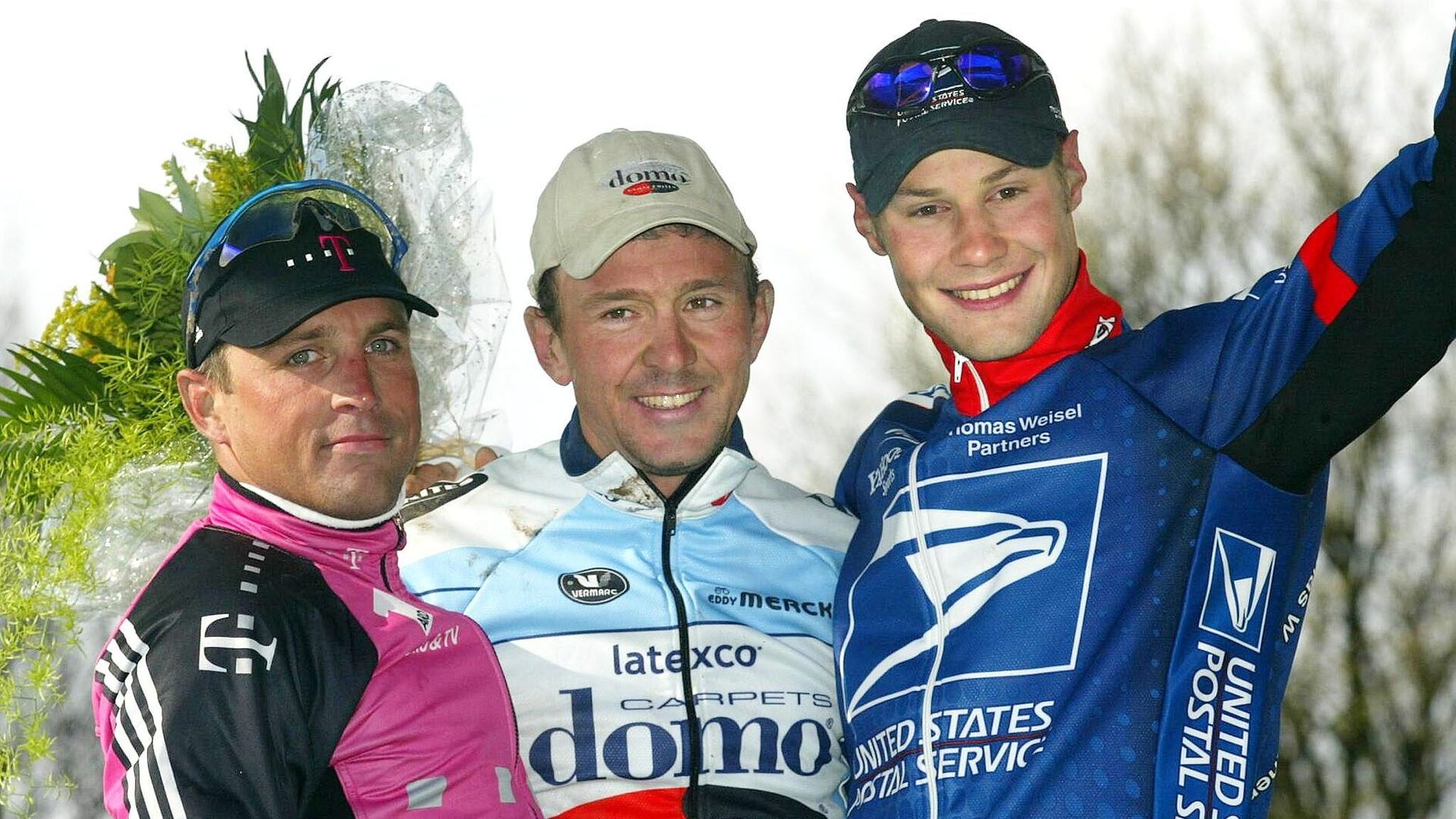 Le podium de Paris-Roubaix 2002 : Stefan Wesemann (2e), Johan Museeuw (vainqueur), Tom Boonen (3e) 