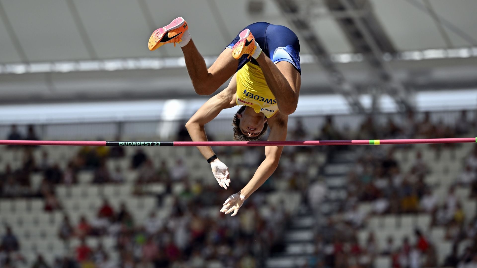 Mondiaux d'athlétisme - saut à la perche : Armand Duplantis repousse son  record du monde de 1cm et est champion du monde 