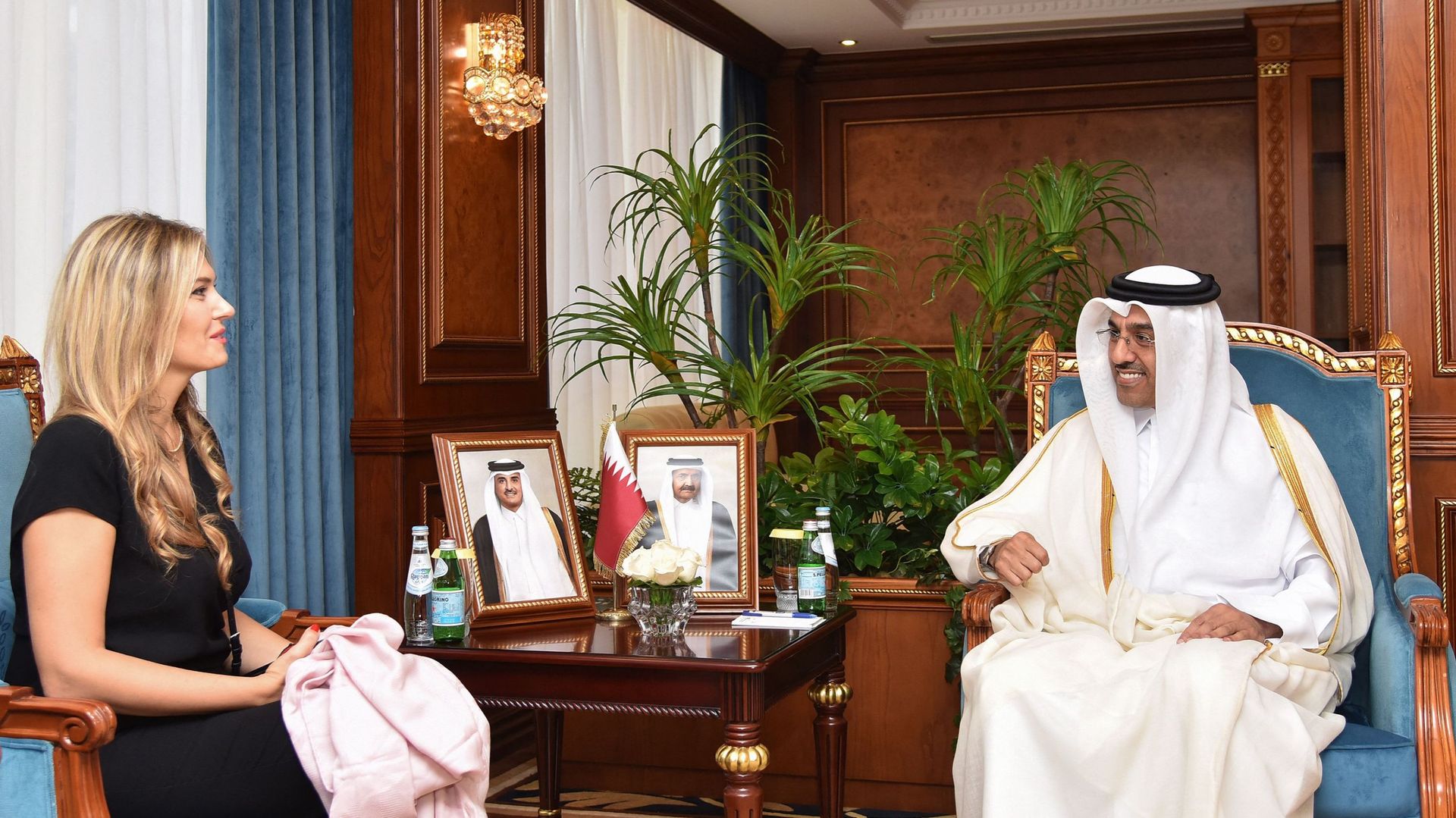 Cette photo d’archive fournie par le ministère qatari du Travail montre le ministre du Travail de l’émirat du Golfe, Ali bin Samikh al-Marri, lors d’une réunion avec la vice-présidente du Parlement européen, Eva Kaili, à Doha, le 31 octobre 2022. Le procu