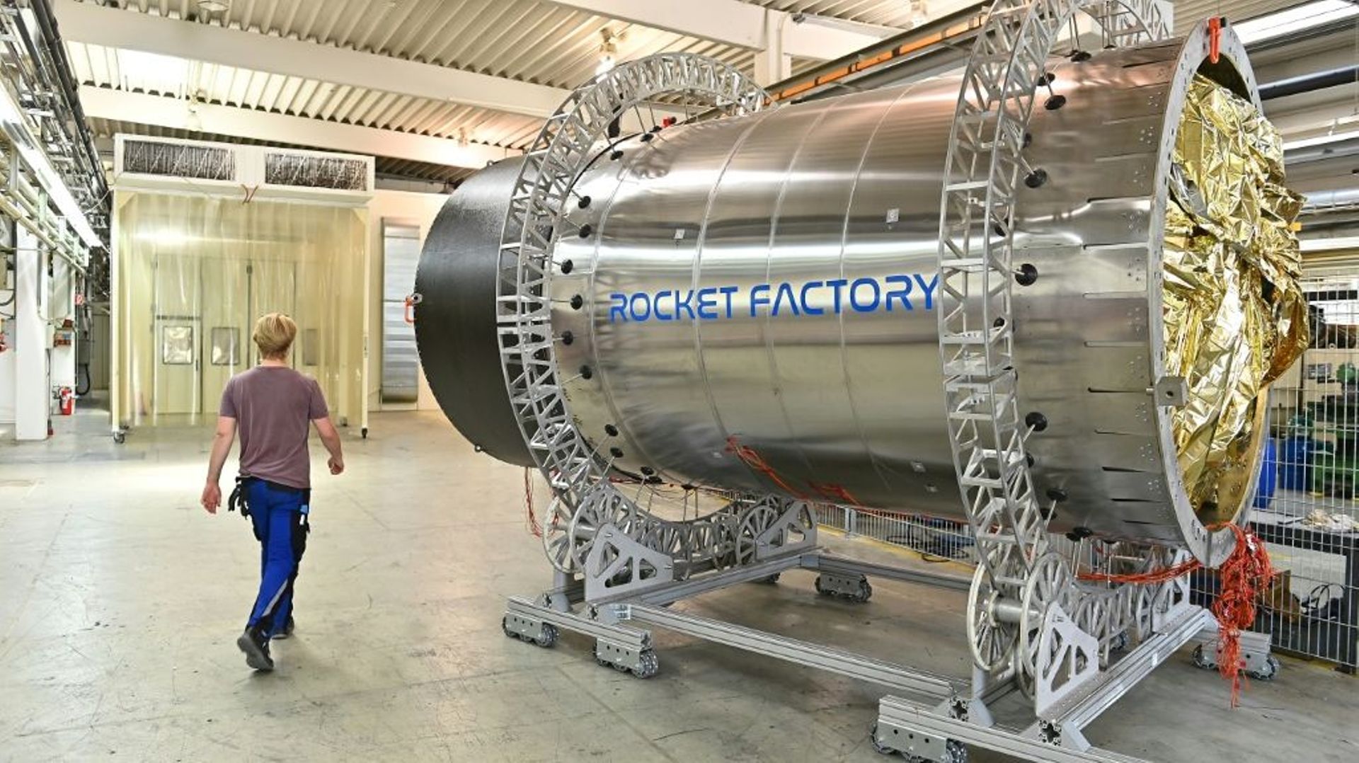 Un mécanicien passe devant le réservoir d'un étage supérieur de fusée chez Rocket Factory Augsburg à Augsbourg, dans le sud de l'Allemagne, le 16 juin 2021