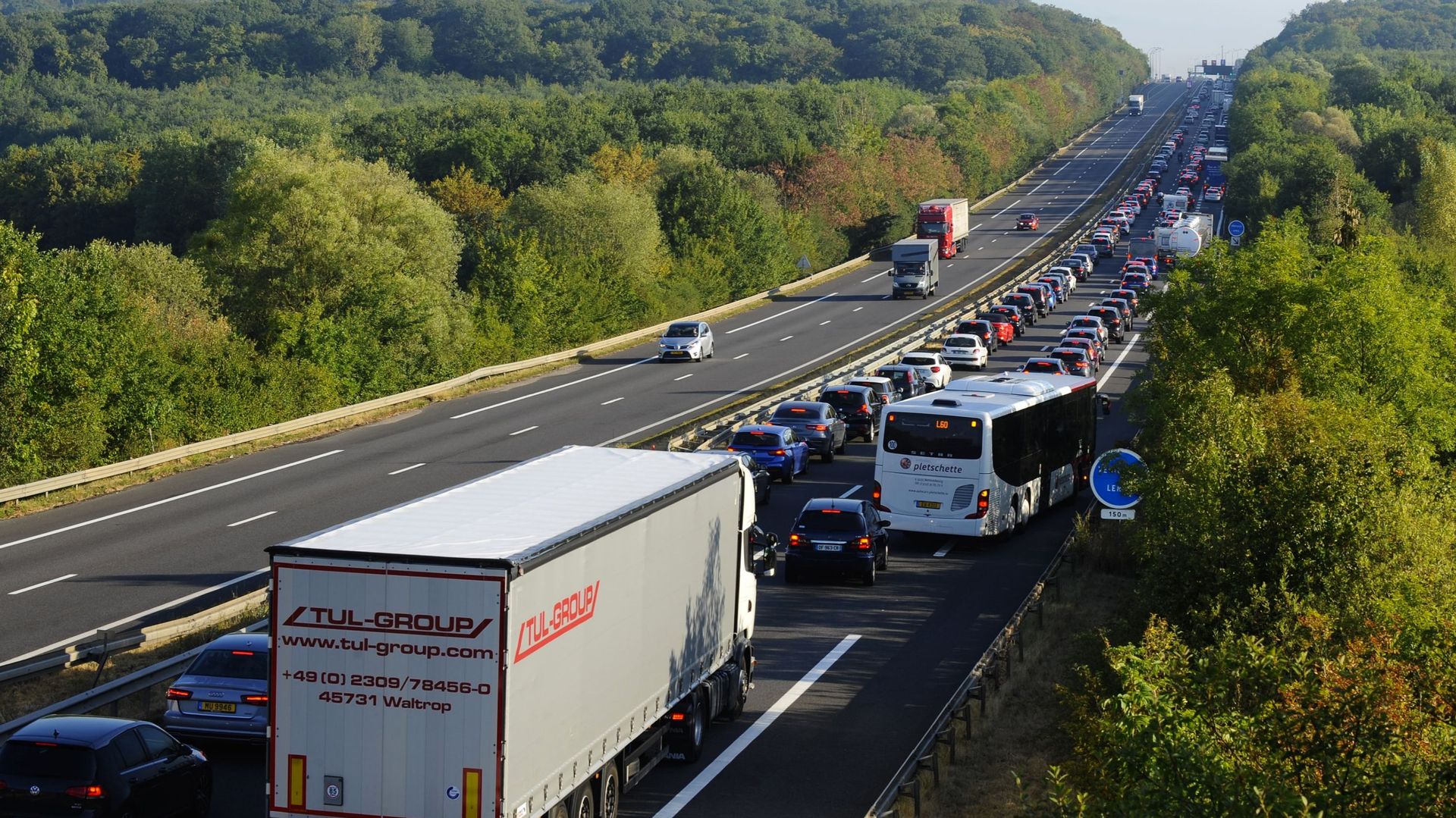Un embouteillage près de la frontière franco-luxembourgeoise au début du 2 août 2018 - Avec la crise du coronavirus, le trafic s'est particulièrement allégé aux heures de point pour les travailleurs frontaliers.