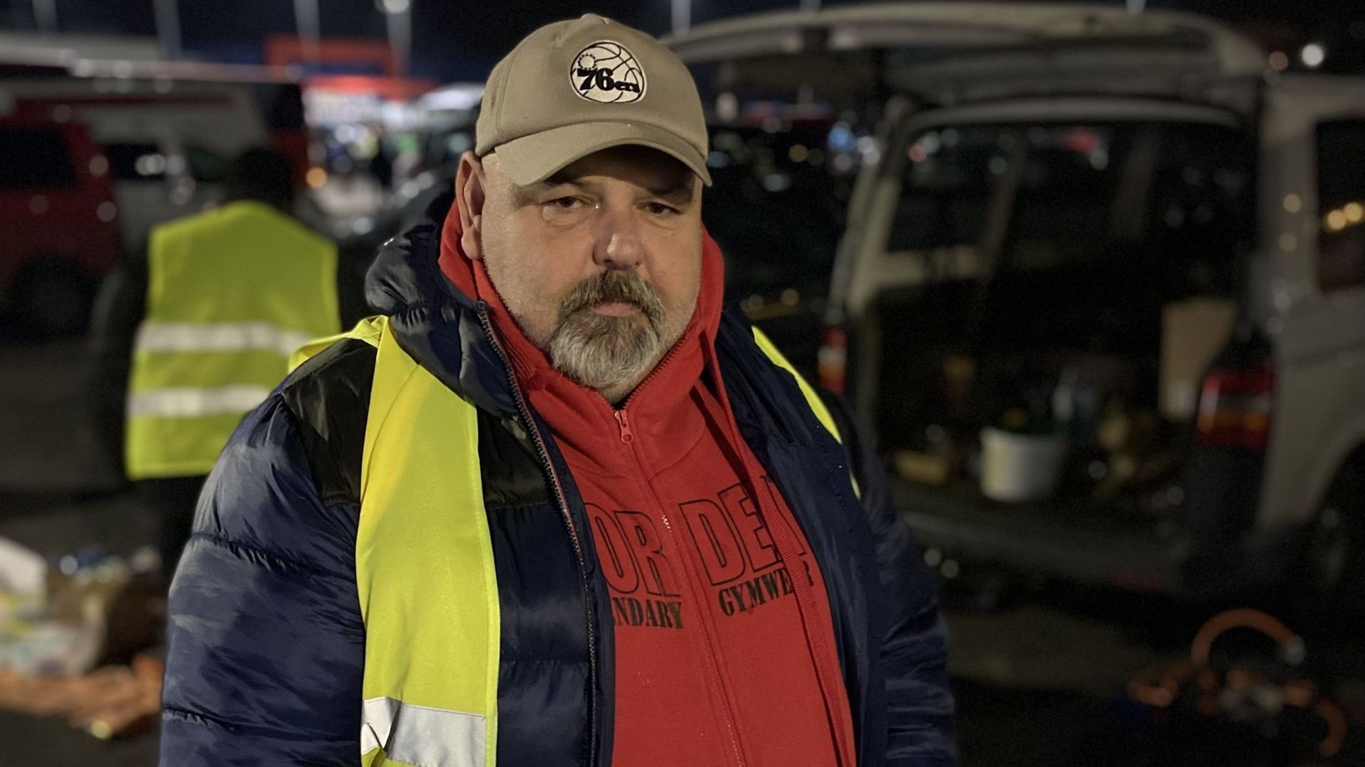 Roman a rempli son coffre de vivres et de langes pour les distribuer à la frontière aux réfugiés