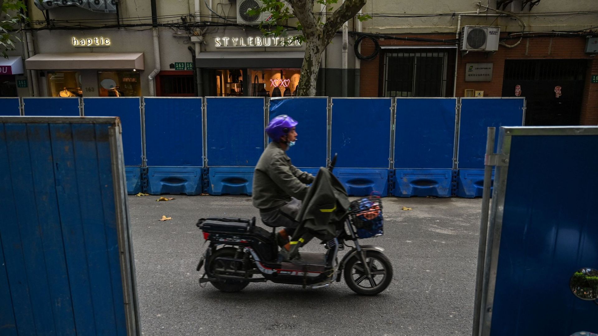 Une rue barricadée à Shangaï, la rue Wulumqi (Urumqi en mandarin)