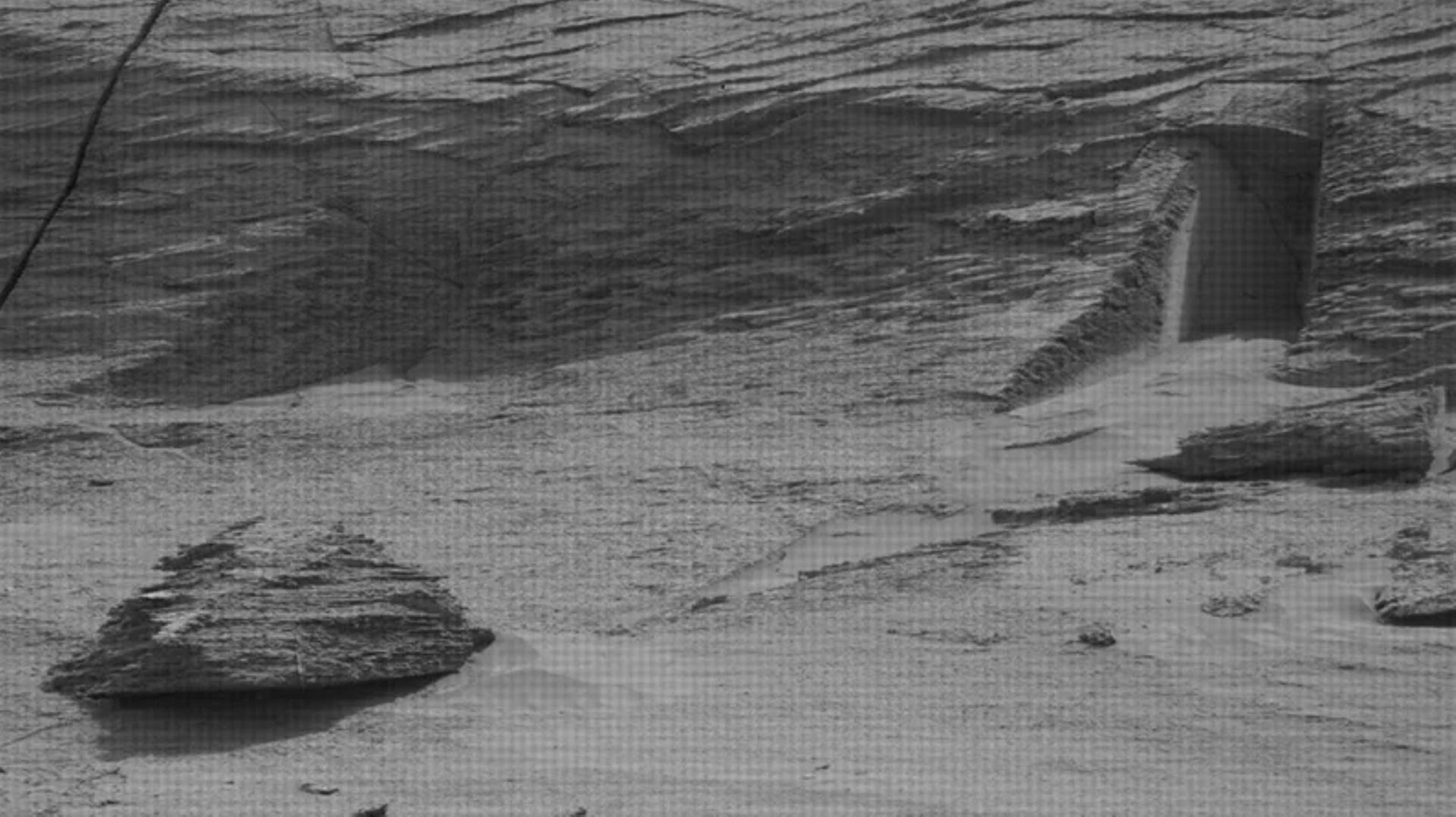 Le Rover Curiosity aurait-il découvert une porte sur Mars ?