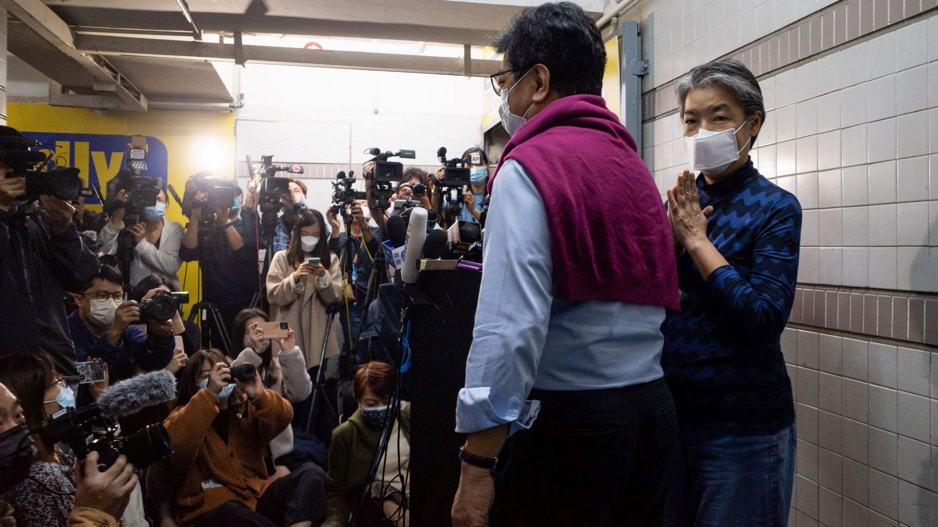 La rédactrice en chef de Citizen News Daisy Li et le rédacteur Chris Yeung expliquent leur choix lors d'une conférence de presse.