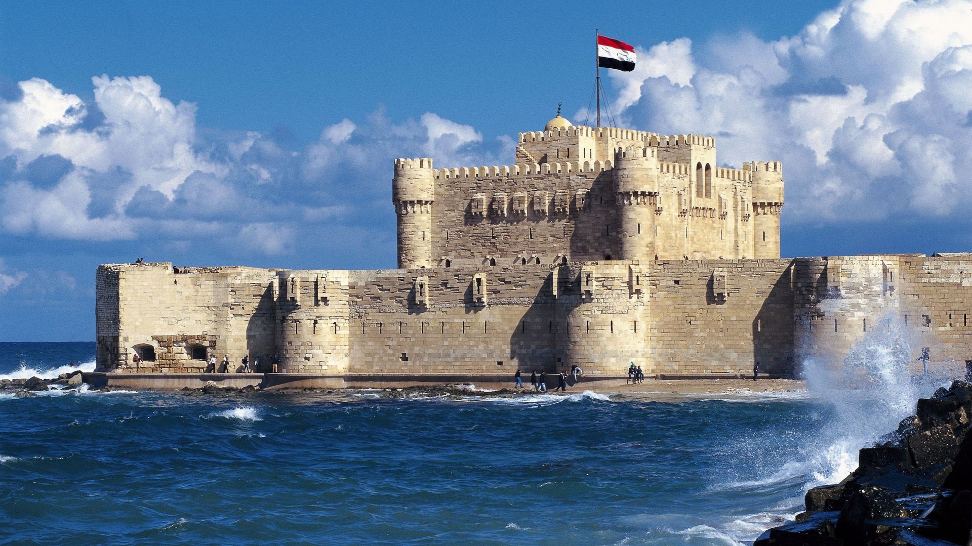 À Alexandrie, la citadelle Qaitbay est menacée par la montée du niveau de la mer, malgré les protections mises en place.