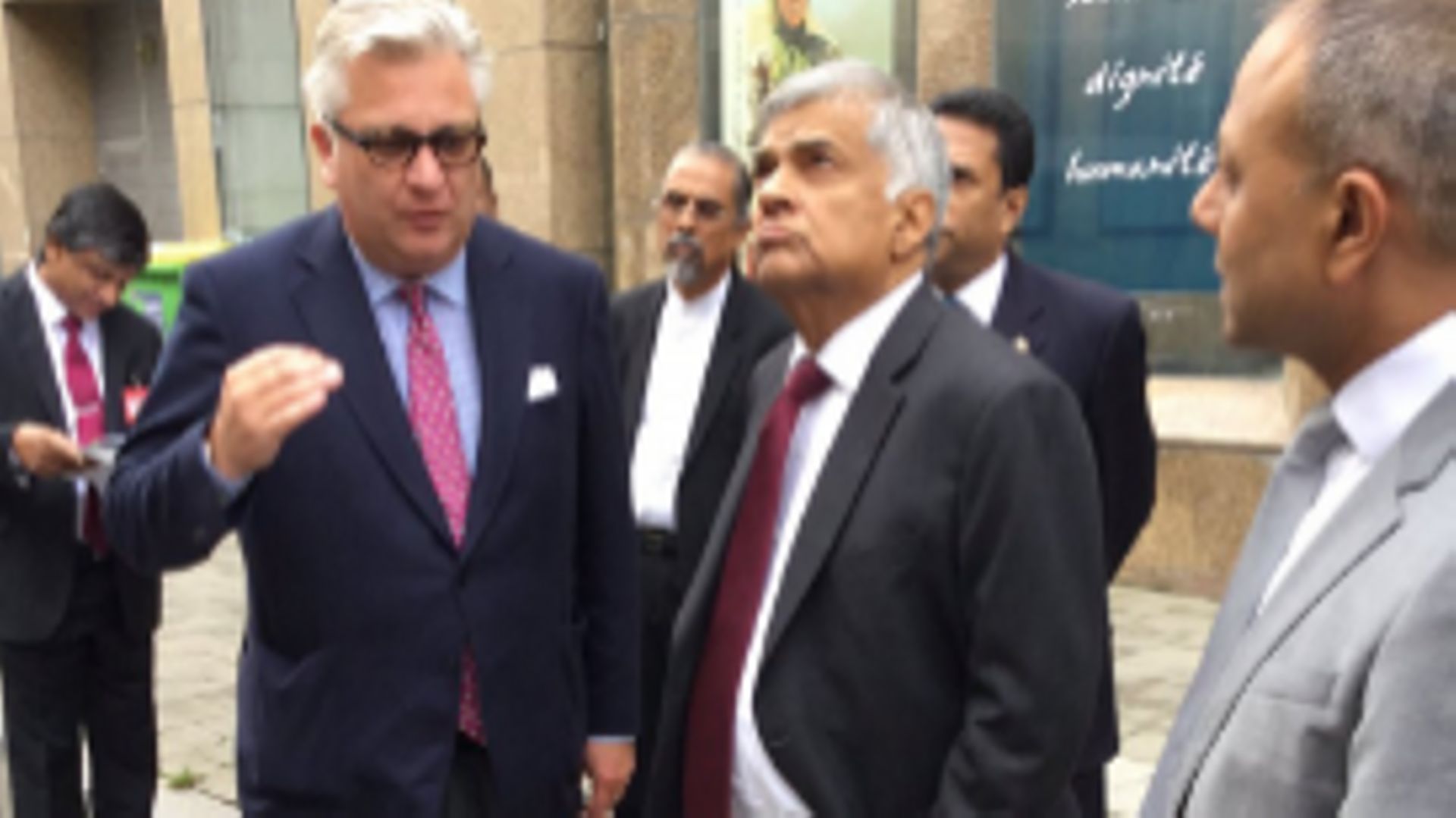 Le prince Laurent avait-il l'autorisation de rencontrer le Premier ministre du Sri Lanka? 
