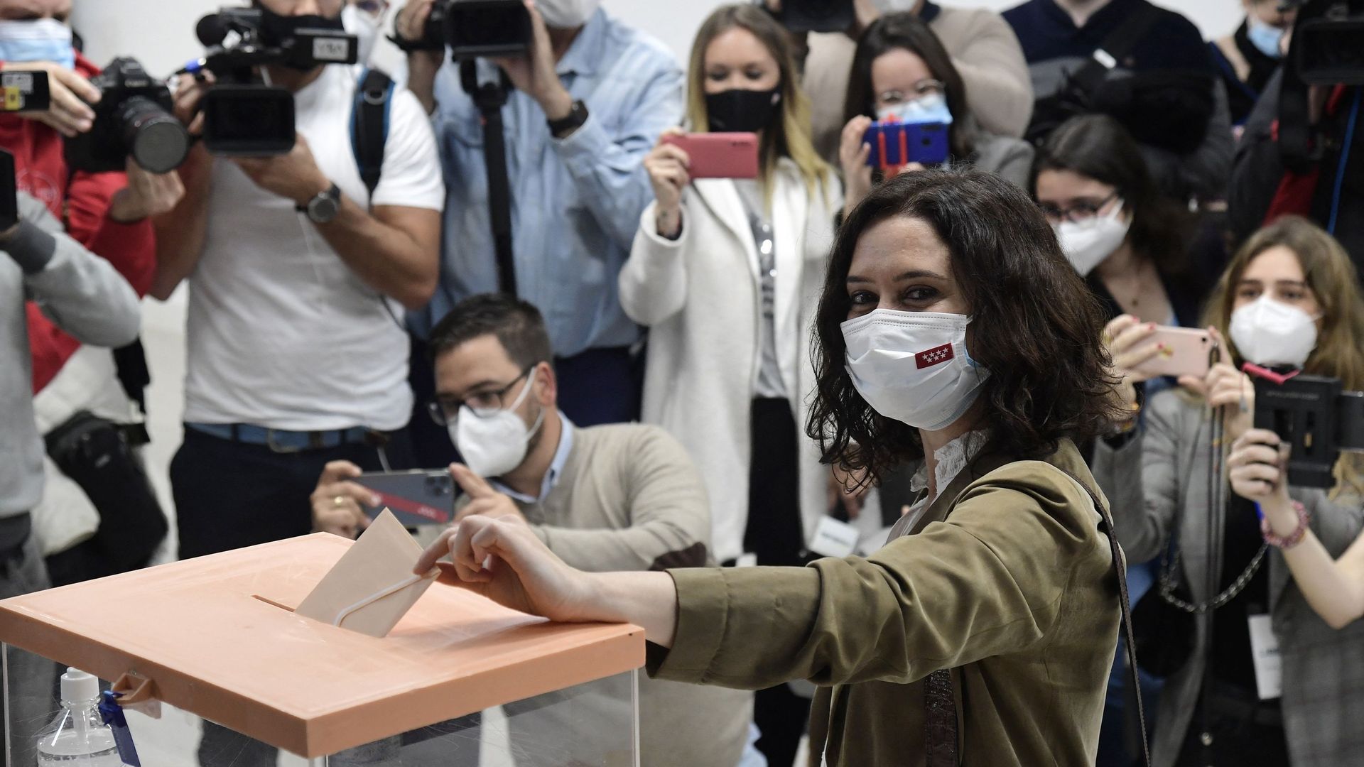 Isabel Diaz Ayuso, candidate du PP à Madrid, dépose son bulletin dans l’urne