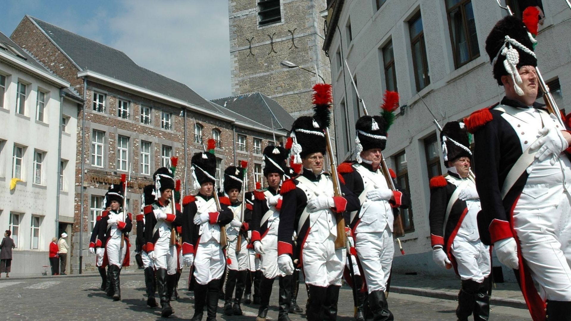 folklore-et-traditions-au-son-des-marches-napol-oniennes-rtbf-actus