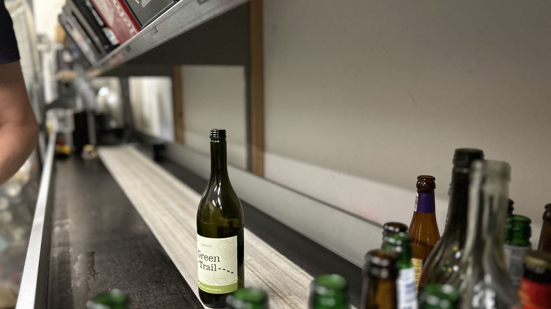 Un œil sur demain : réemployer les bouteilles de vin pour dépolluer le secteur